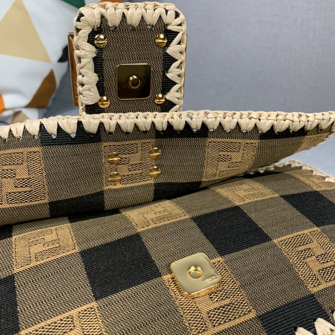 Сумка Fendi Baguette Medium из соломы
