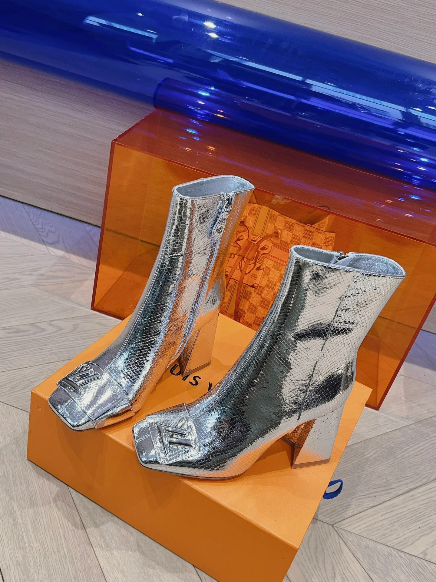 Новинка сезона осень/зима 2023 от LV - Ботильоны с подиума - Ботильоны на массивном высоком каблуке - Серебристые