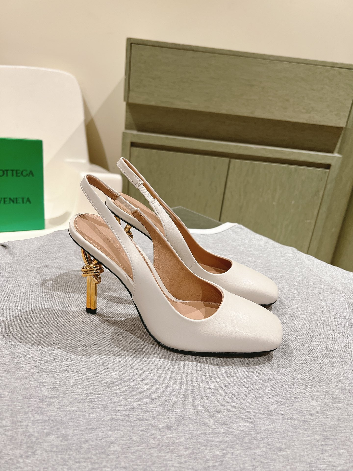 BV-2024 Металлизированные вязаные туфли на высоком каблуке - белые