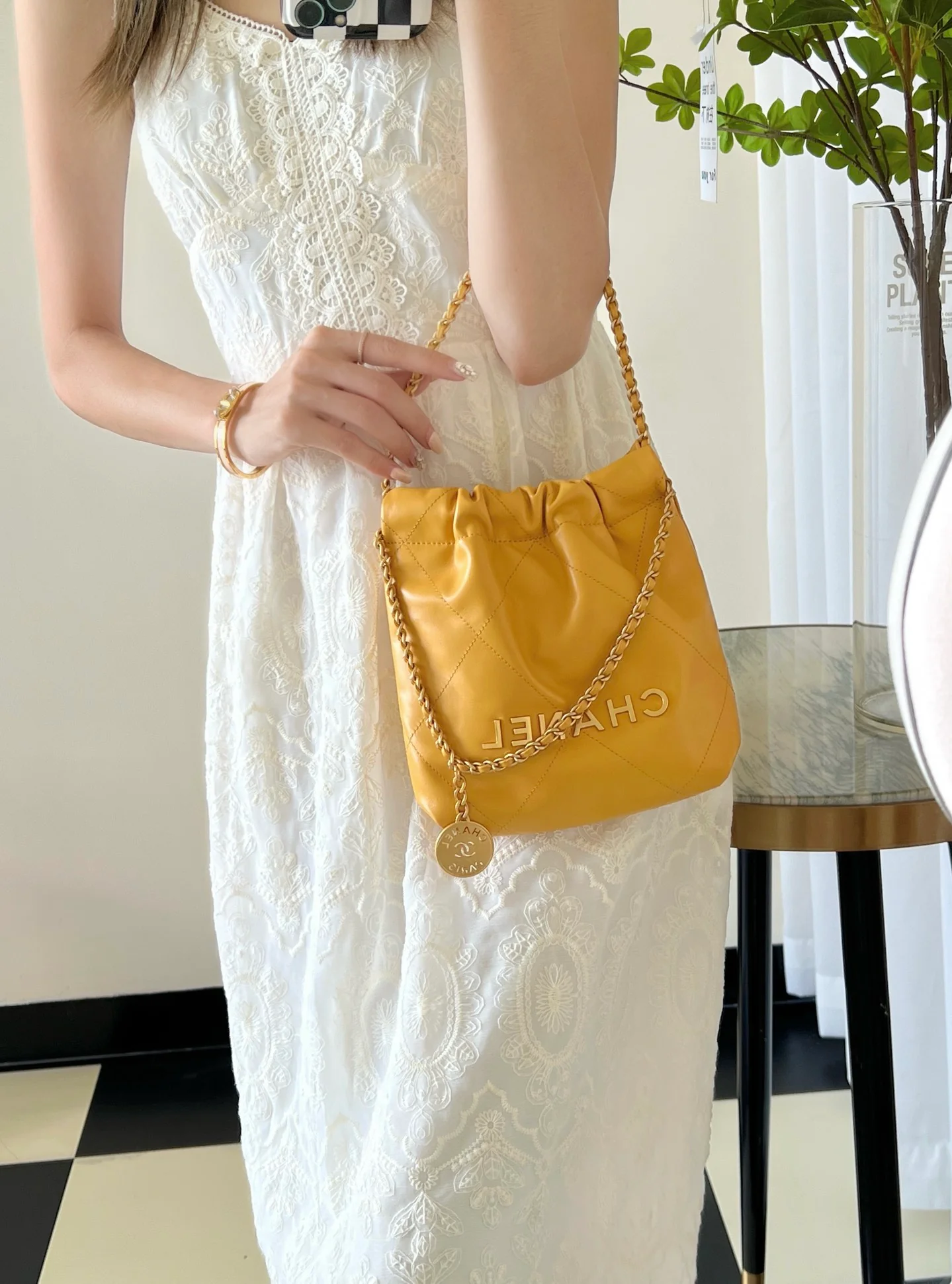 Мини-сумочка Chanel 22, кремово-желтая
