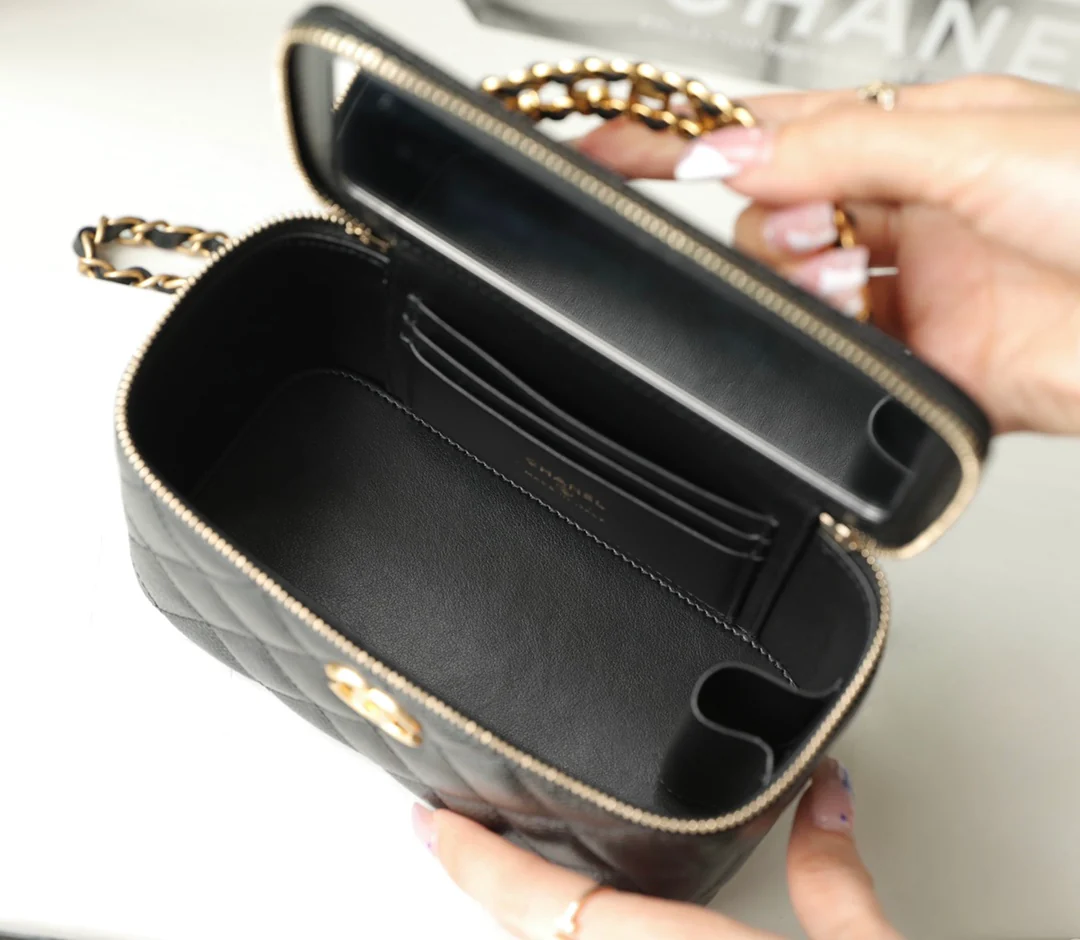 Браслет Chanel из весенне-летней коллекции - с буквой - квадратная форма - черный