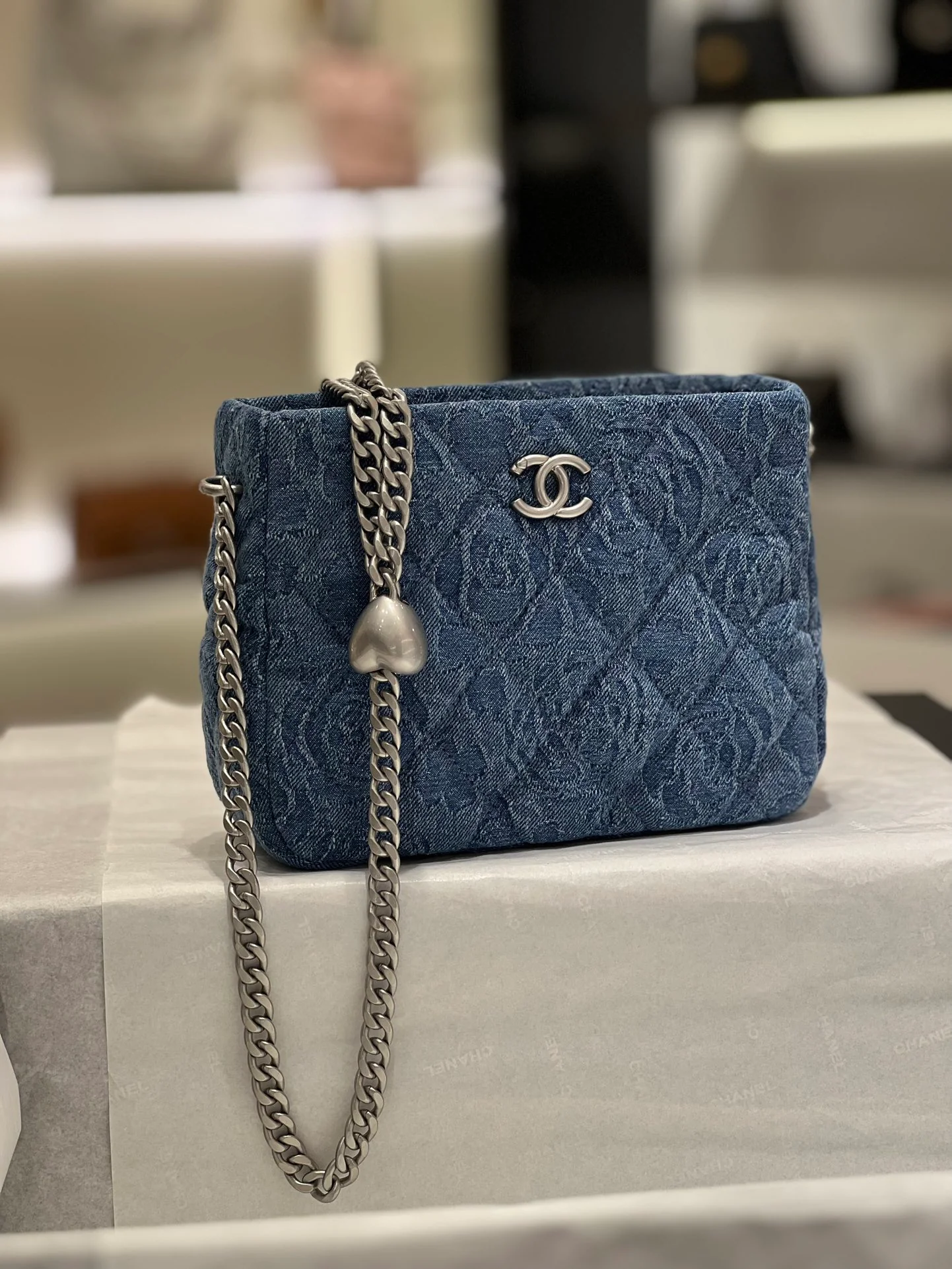 Коллекция Chanel Весна/Лето 2023 - Сумка-хобо из денима с застежкой в ??виде сердца и камелии