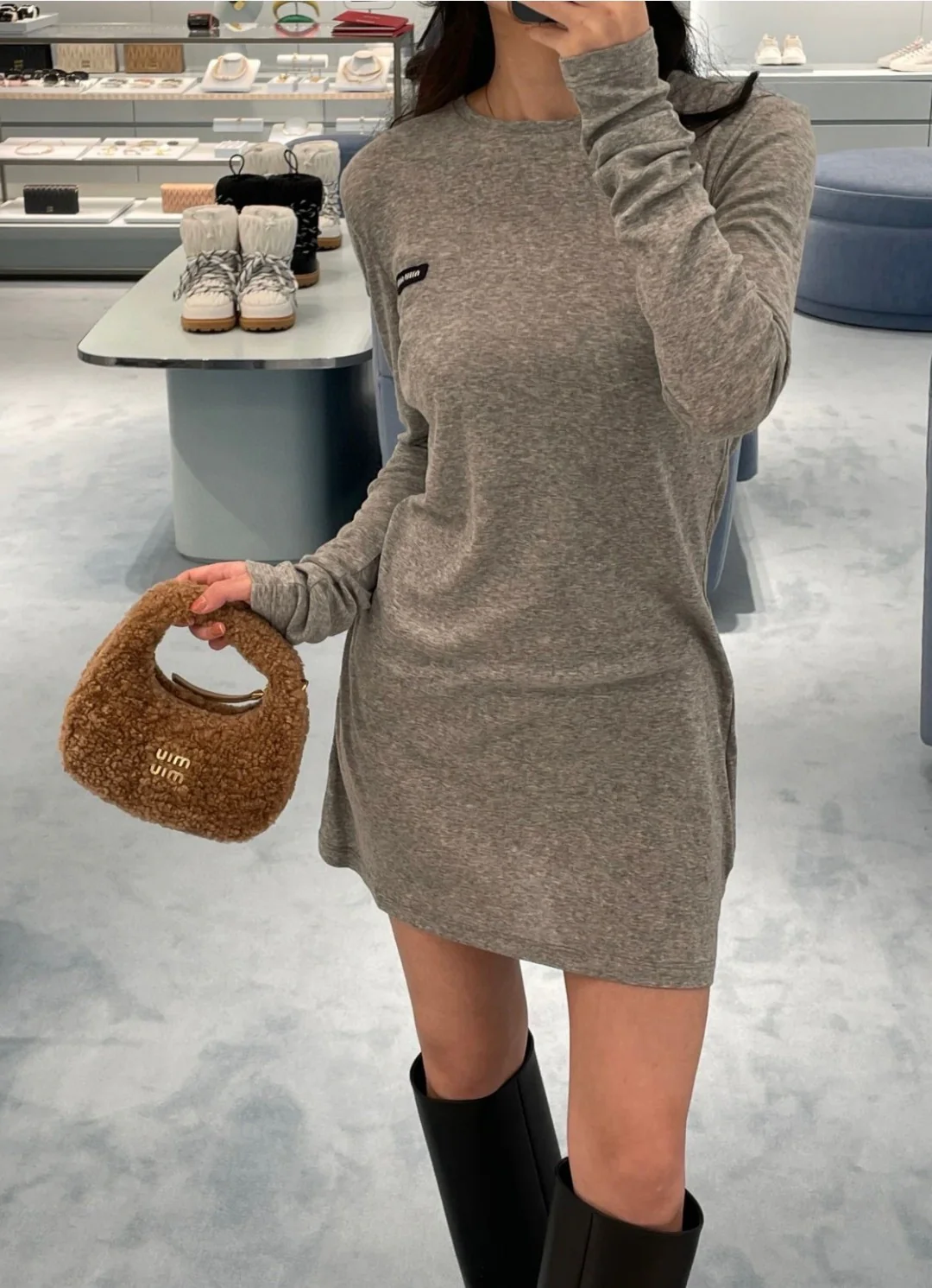 Сумка Miu Miu Wander - овечья шерсть - коричневая - поделиться нарядом