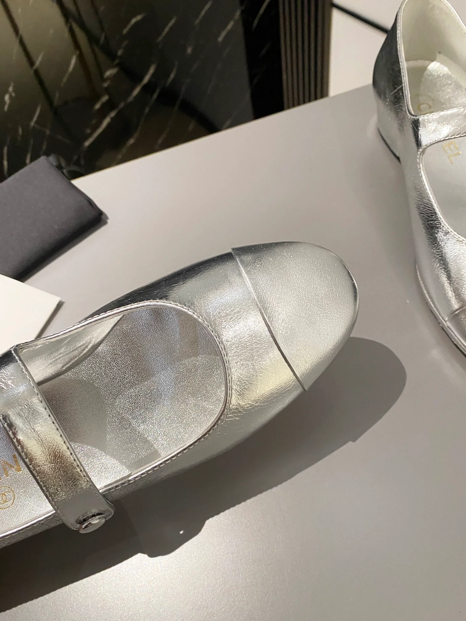 Новинка сезона осень/зима 2023 от Chanel - туфли Мэри Джейн - серебристые.