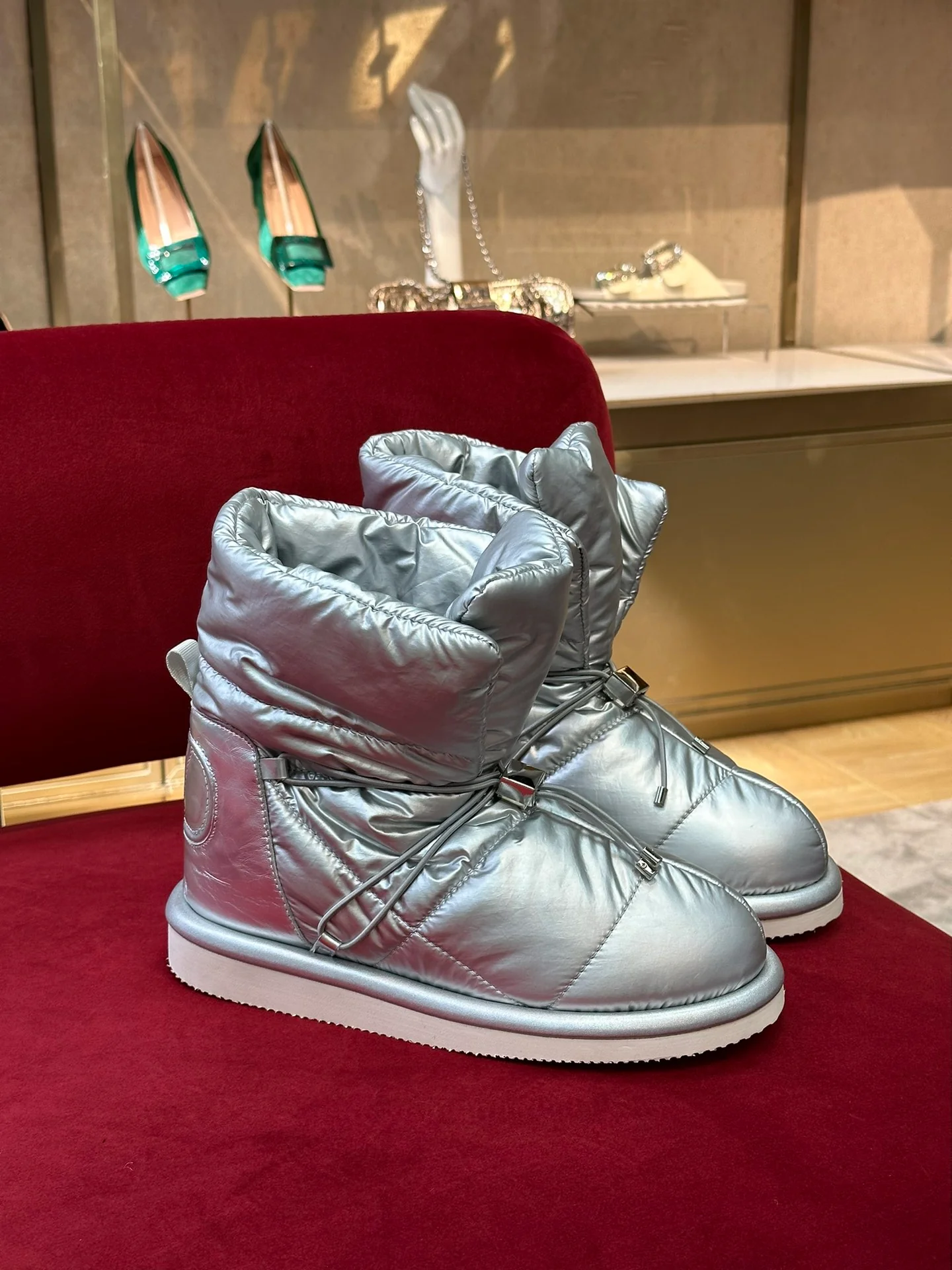 Новинка сезона осень/зима 2022 от Valentino - водонепроницаемые пуховые сапоги.