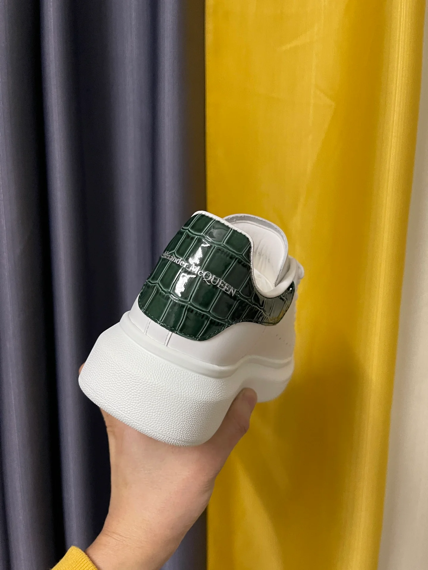 Классические белые кроссовки McQueen - унисекс - темно-зеленая лакированная кожа с текстурой 