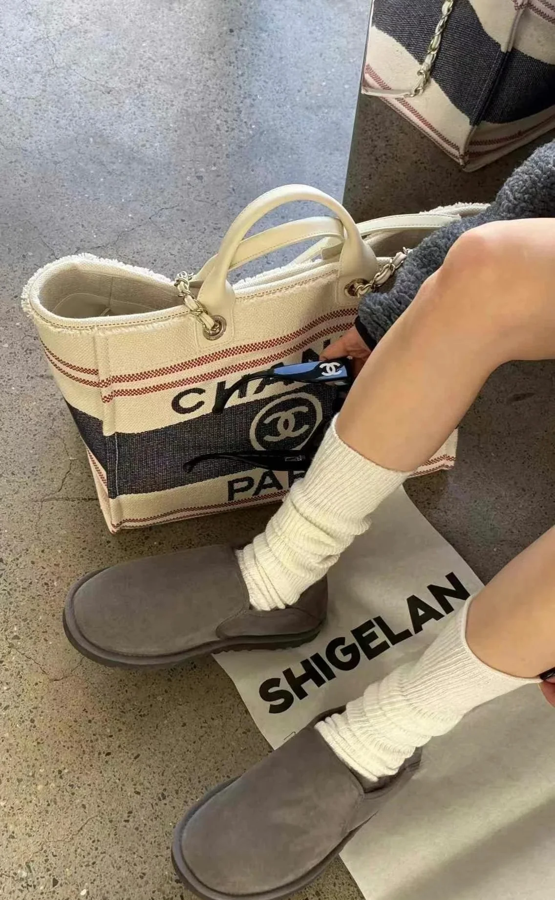 Пляжная сумка Chanel 25c, косметичка, красно-синяя.