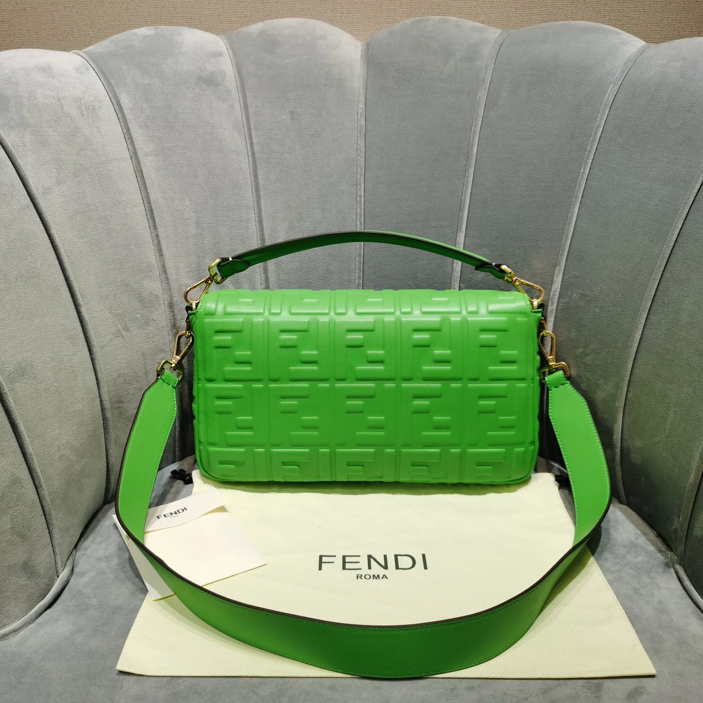 Сумка-багет Fendi Baguette средней длины из зеленой кожи.