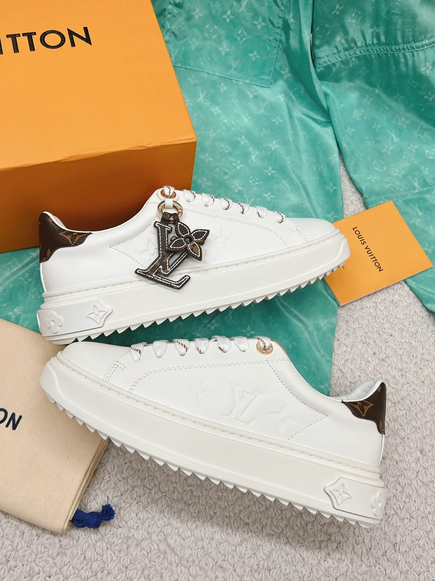 LV-Vuitton-Yayoi Kusama-Classic White Sneakers-Embosed White