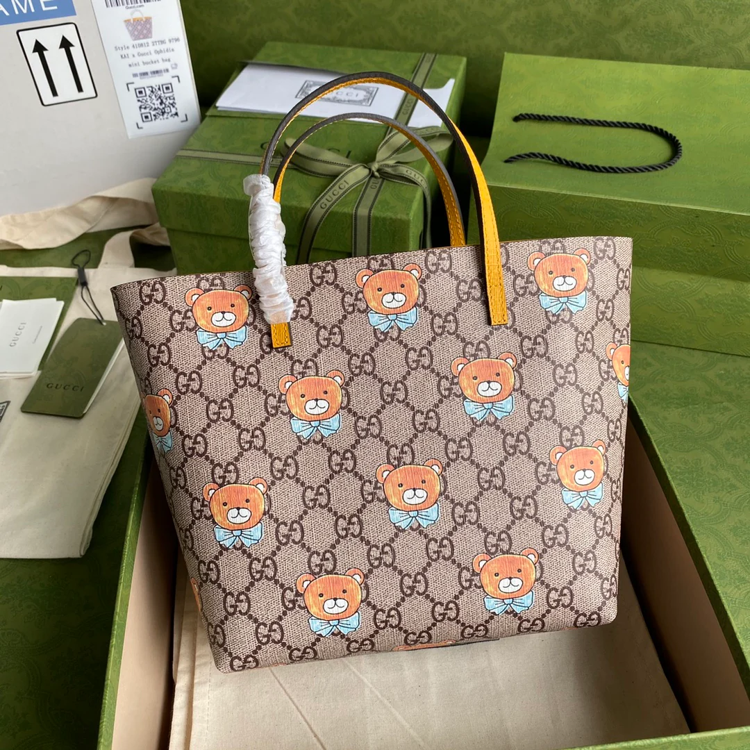 Сумка-шоппер Gucci в виде плюшевого медведя.