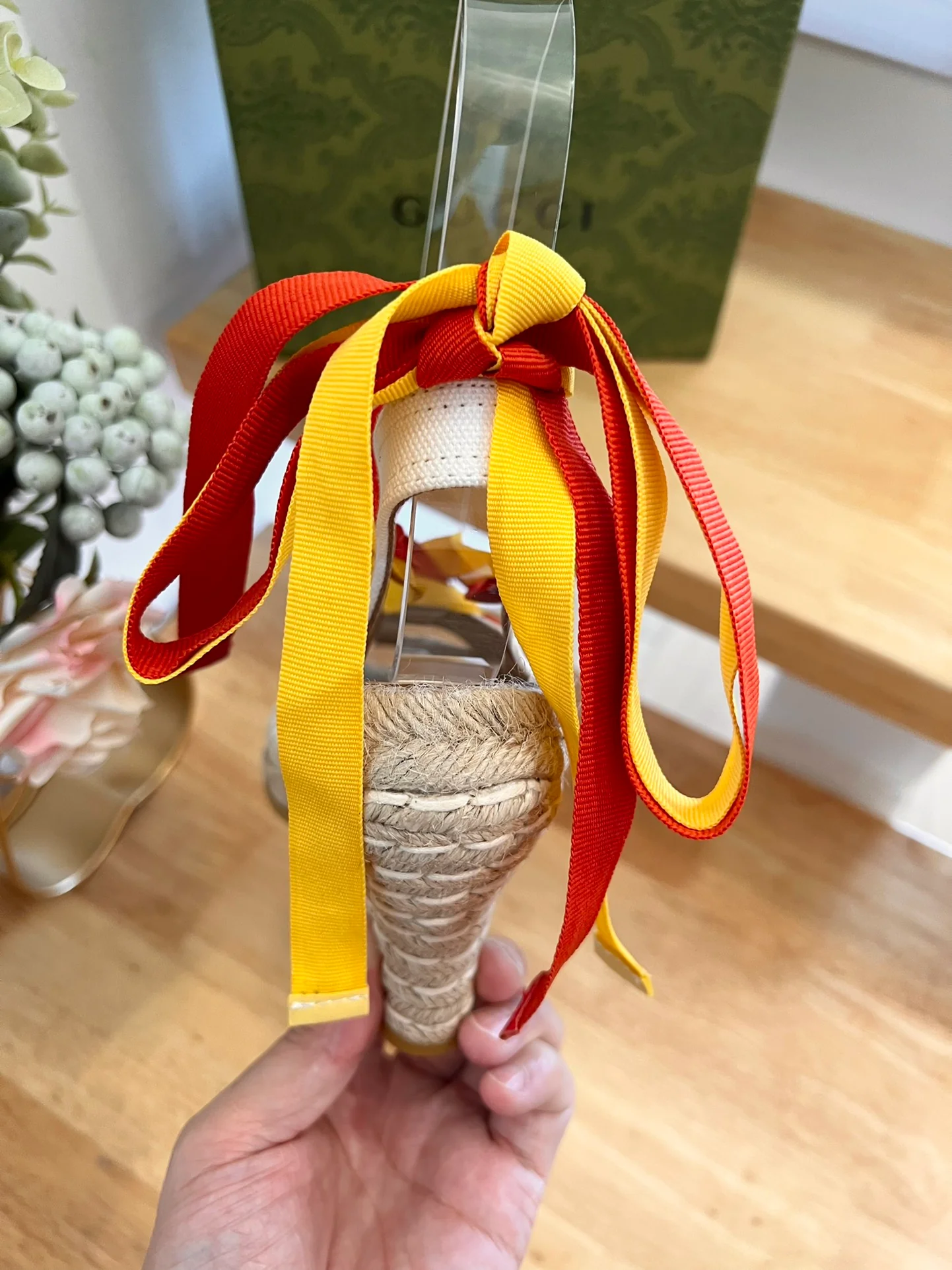 Новинка весны 2023 года от Gucci - Соломенные сандалии на танкетке - Белые