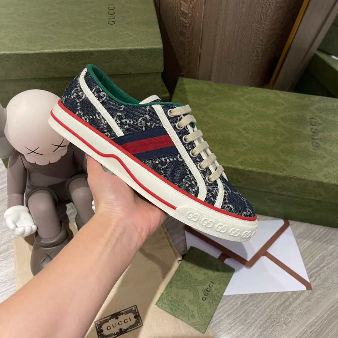 Джинсовые кроссовки Gucci с монограммой