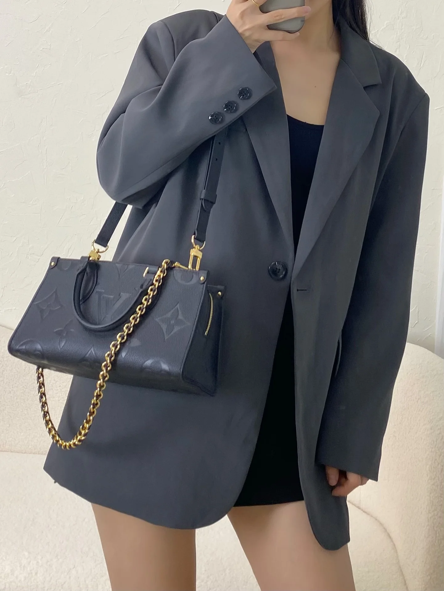 m23640-LV-cabas-onthego-east-west-gold chain embossed monogram-black