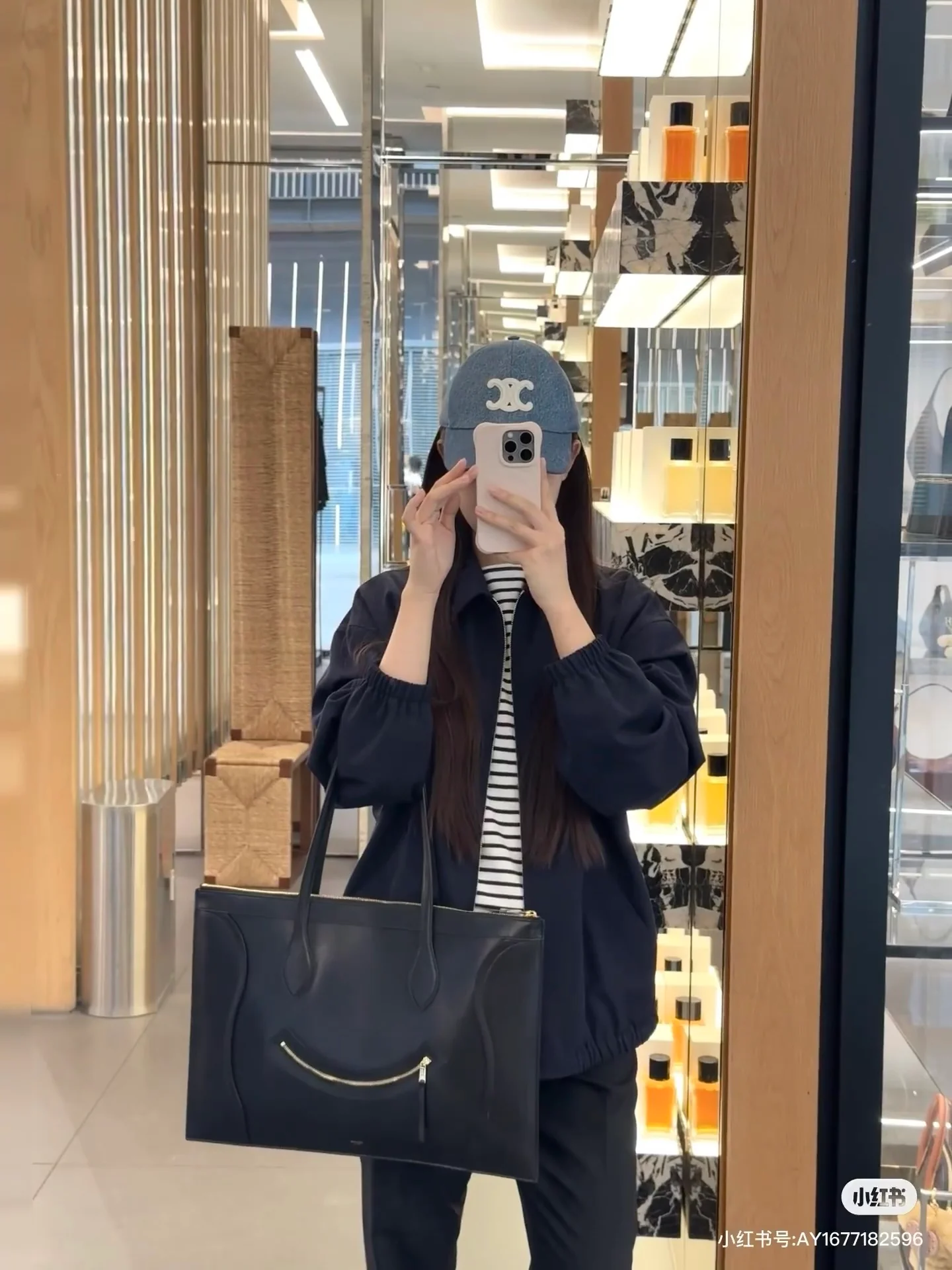 Новинка сезона весна/лето 2026 от Celine - Сумка с изображением смайлика - Черная