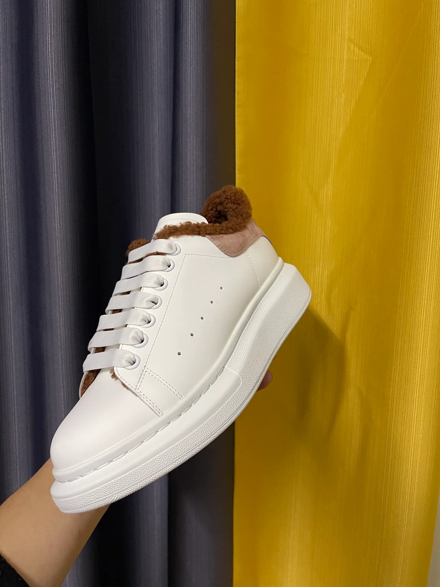 Классические белые кроссовки McQueen - унисекс - пыльно-розовый с коричневой меховой отделкой - Премиум-издание