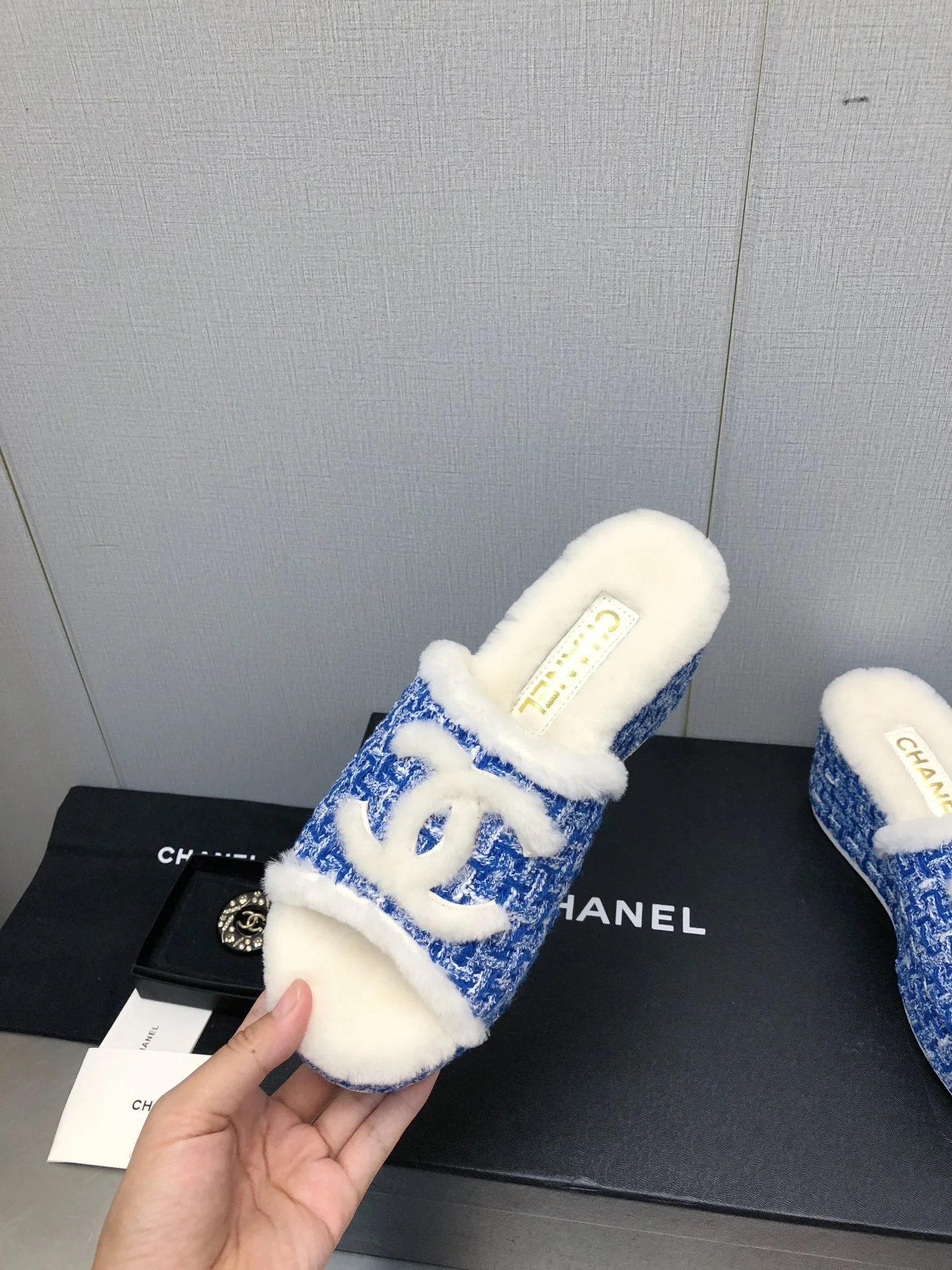 Новинка сезона осень/зима 2023 от Chanel - шерстяные сандалии в клетку - темно-синие.