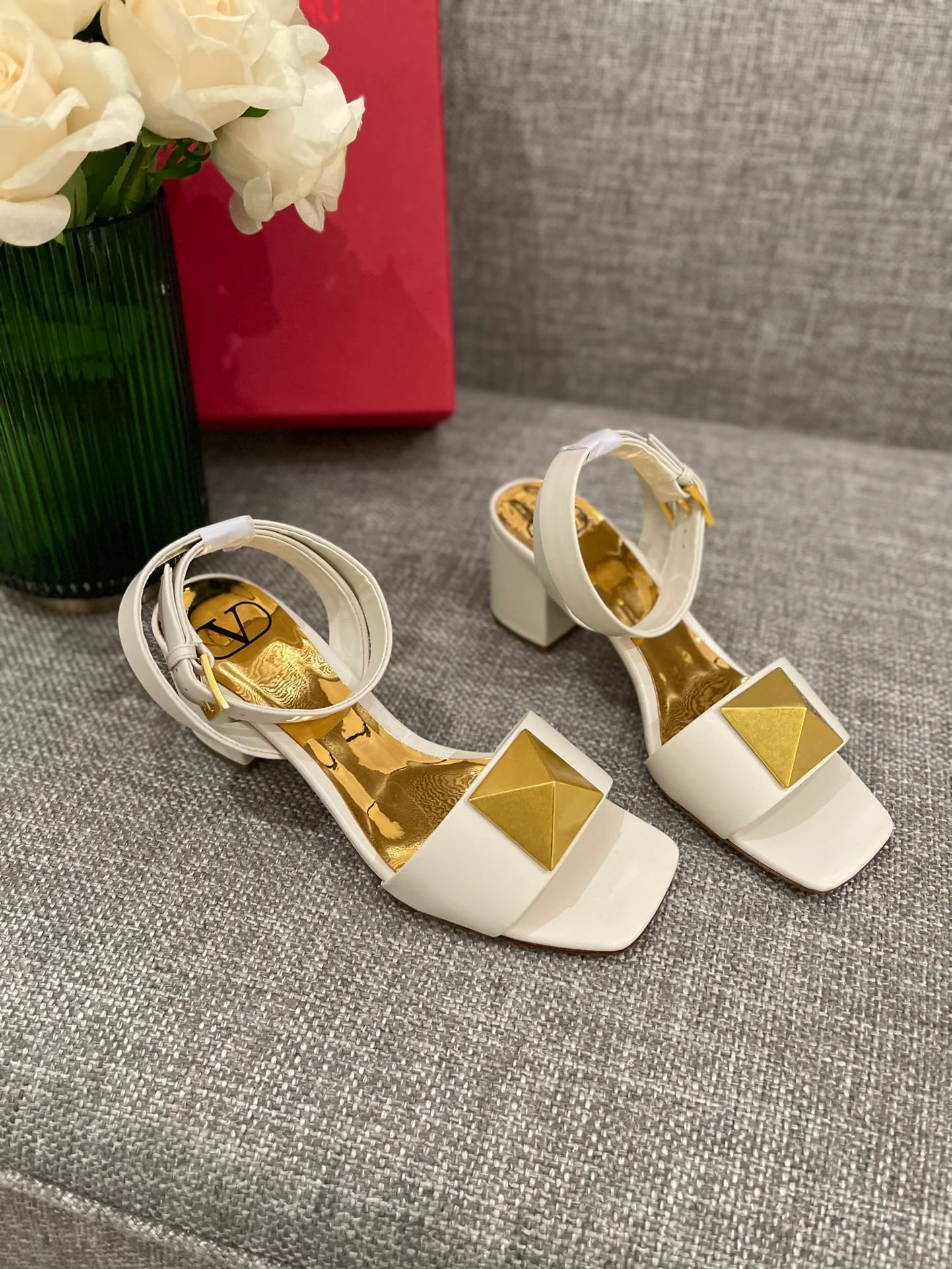 Сандалии Valentino на массивном каблуке - белые