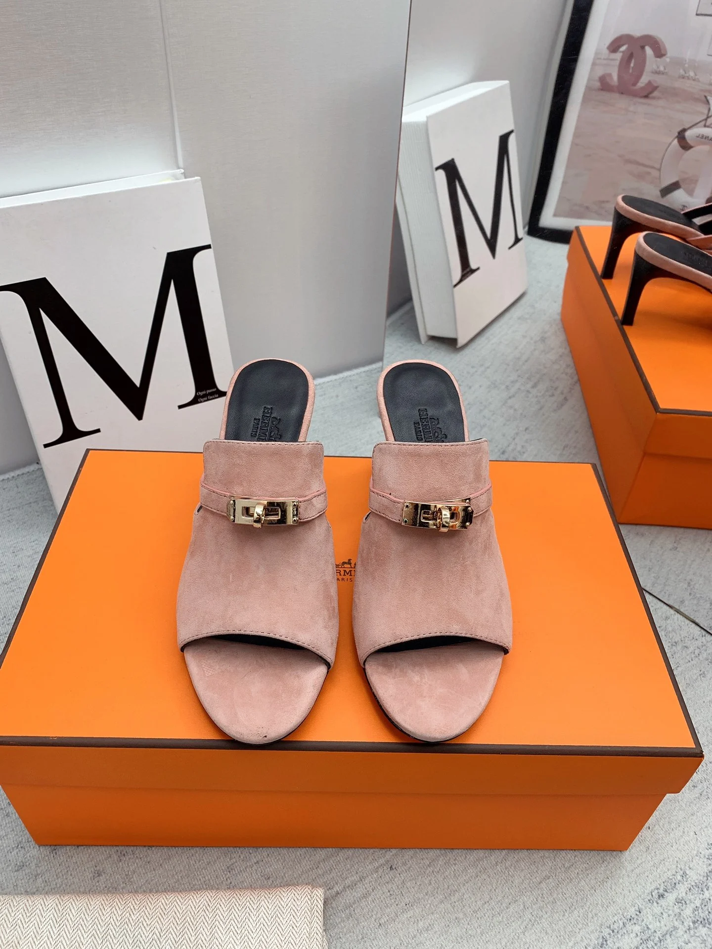 Новинка сезона осень/зима 2022 от Hermes — шлепанцы на высоком каблуке с открытым носком.