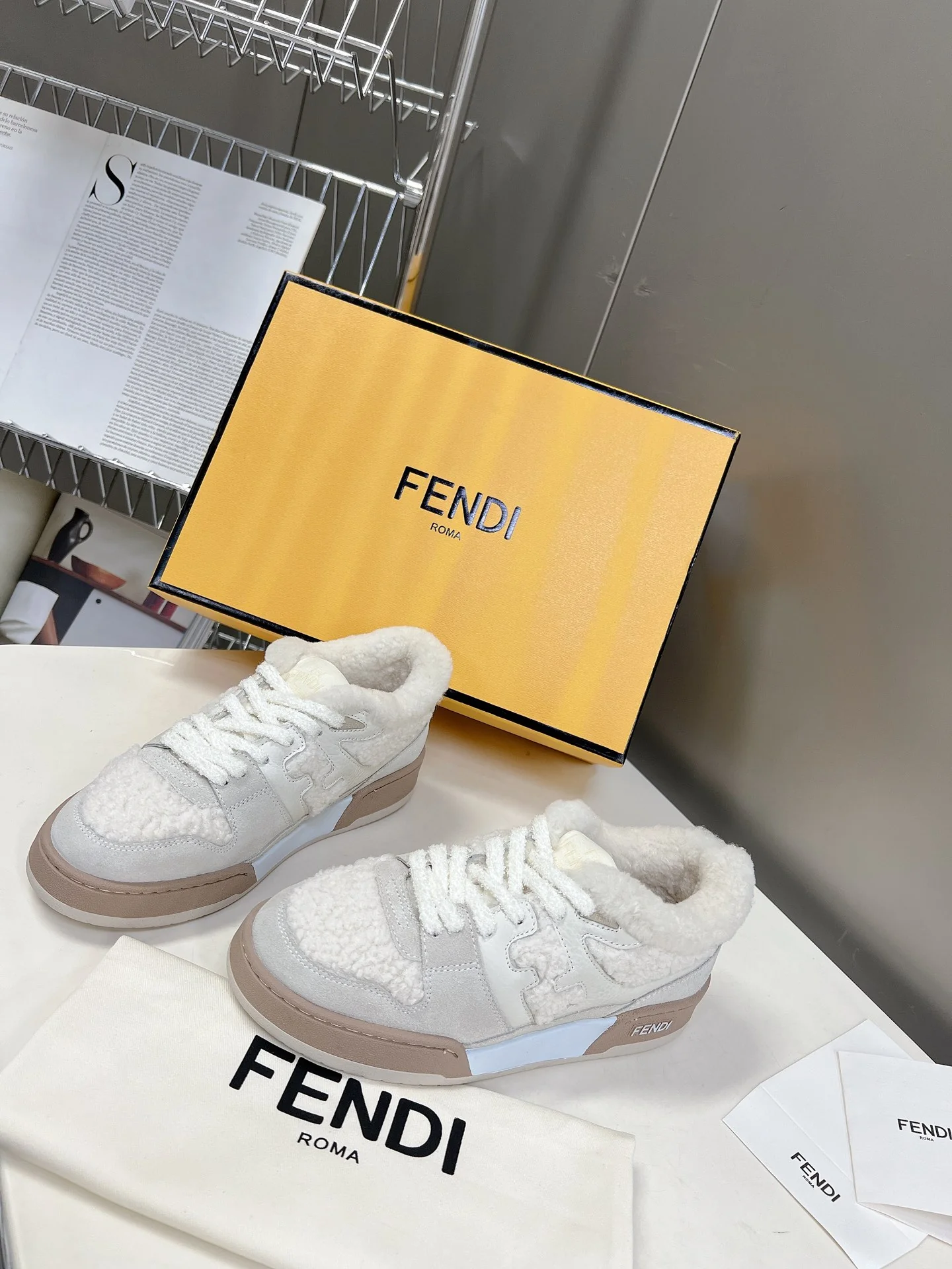 Кроссовки Fendi 22ss из овечьей шерсти, повседневные, белые.