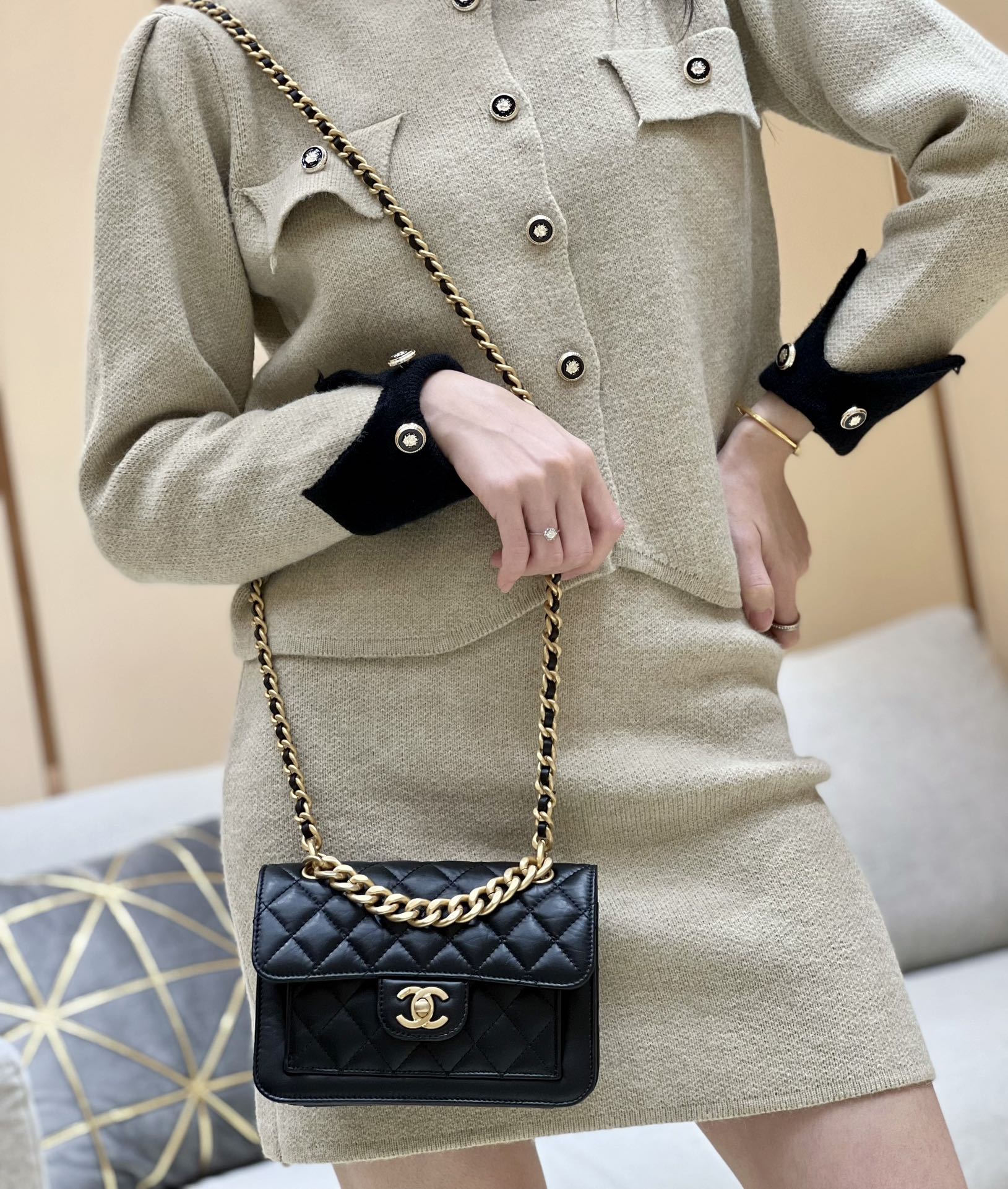 Новинка сезона весна/лето 2023 от Chanel - кожаная сумка Tofu Reissue - фотографии в действии.