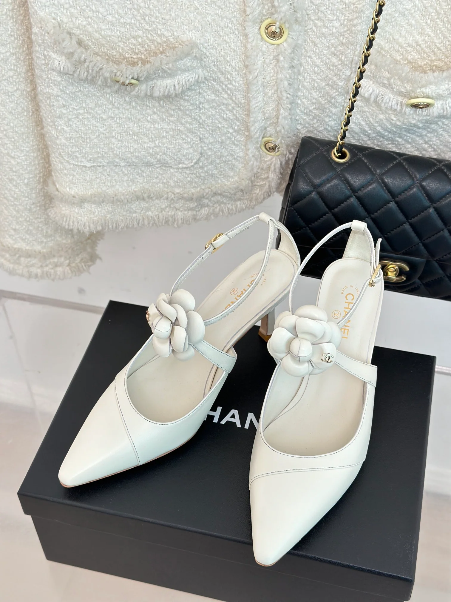 Новинка сезона весна/лето 2023 от Chanel - Босоножки на низком каблуке Camellia - Белые