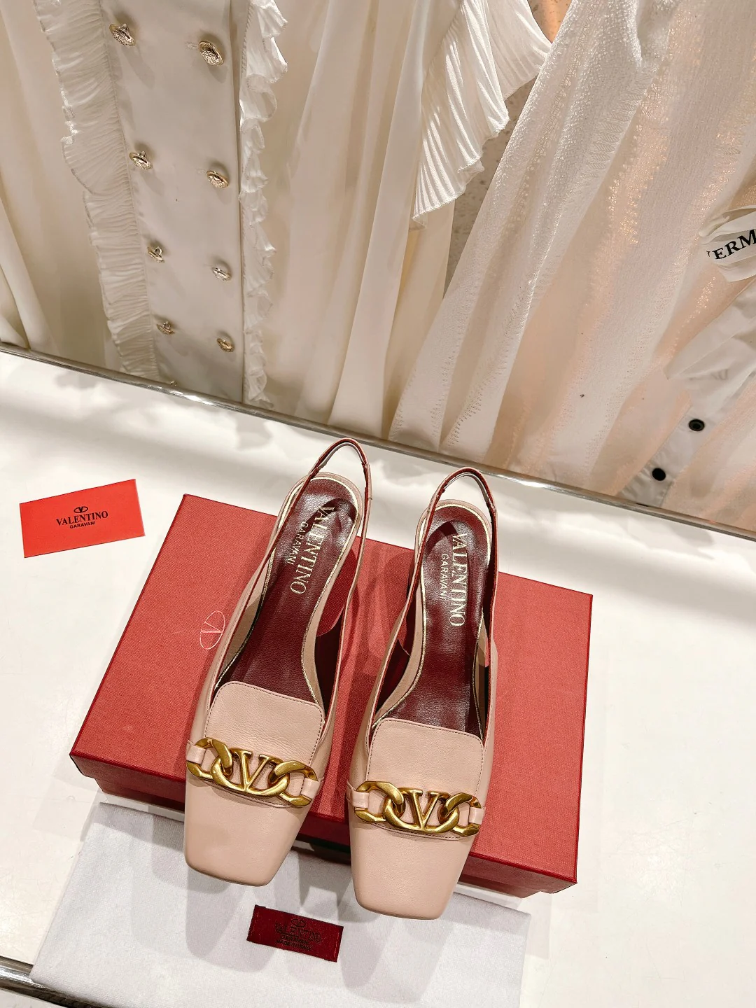 Новинка лета 2023 от Valentino - сандалии на массивном каблуке с цепочкой.