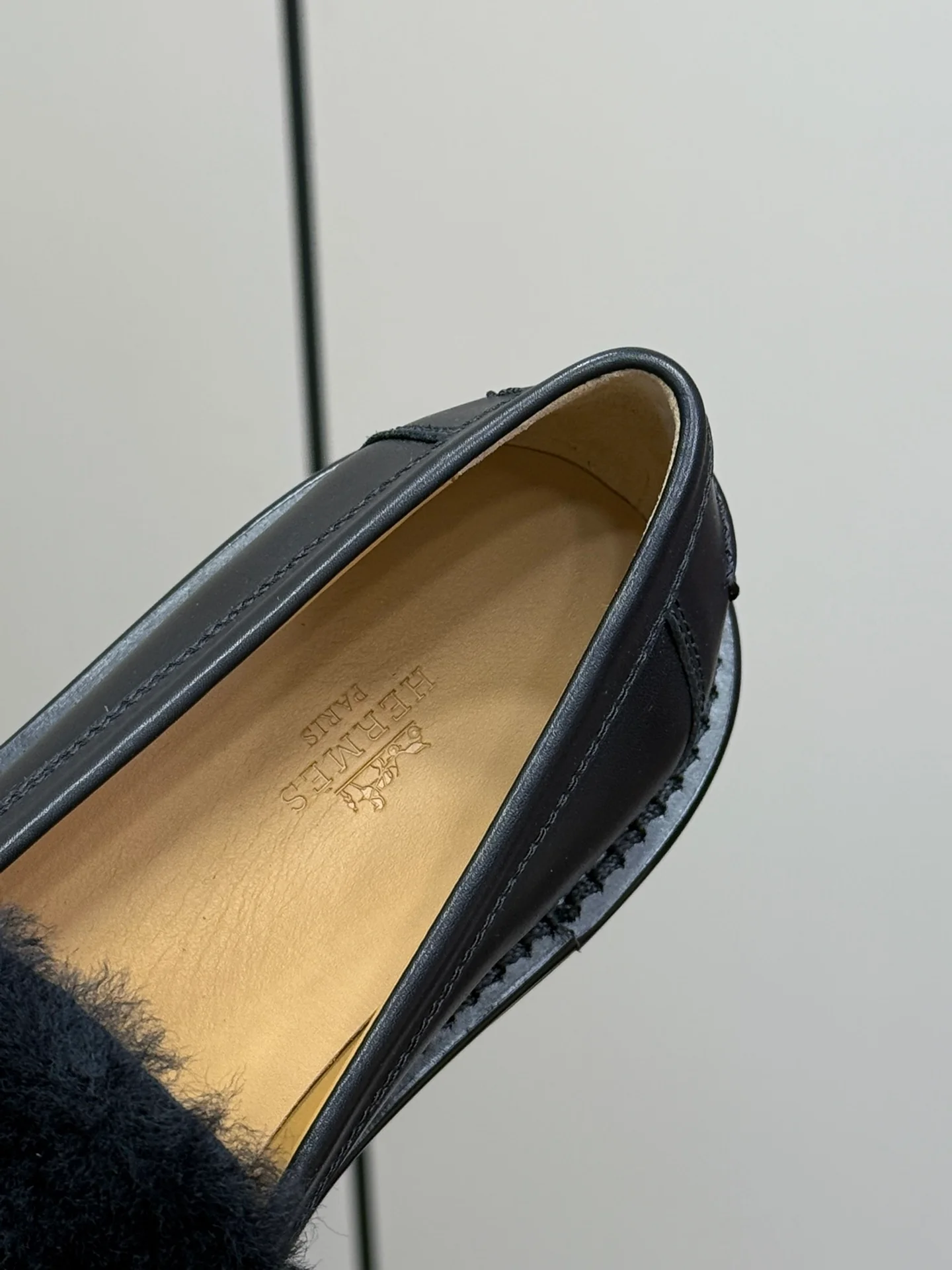 Меховые лоферы Hermes 2024 - черные