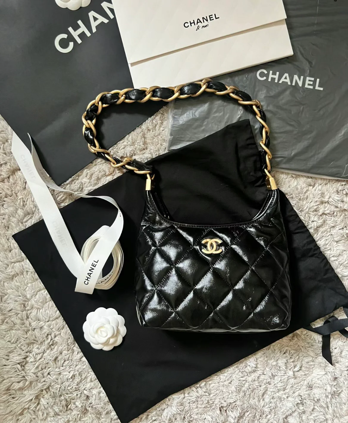 Сумка-хобо Chanel с массивной цепочкой на плечо - черная