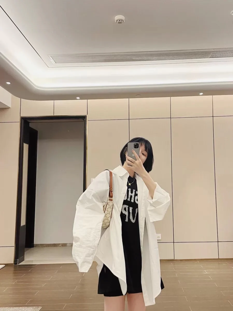 Сумка Celine Ava Triomphe из канваса — белая с монограммой.