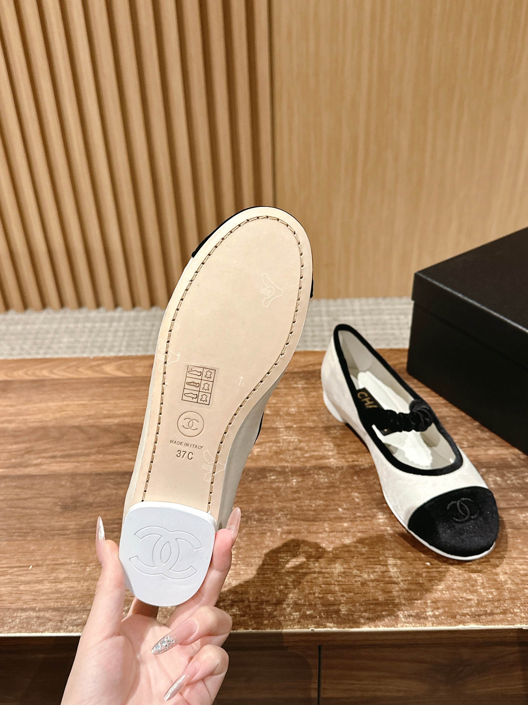 Новинка сезона весна/лето 2025 от Chanel - туфли Мэри Джейн из белой замши.