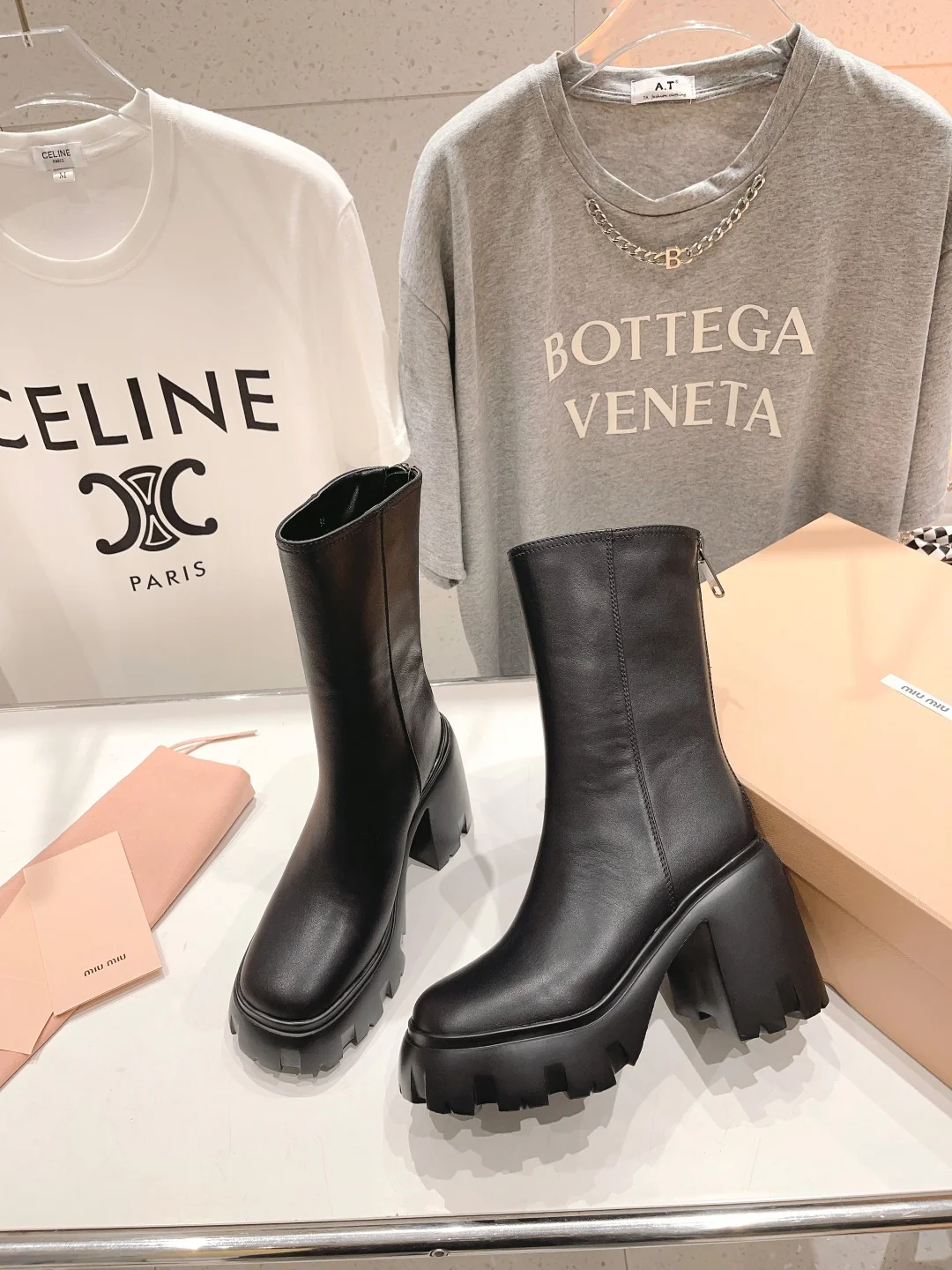 Miu Miu — Новинка сезона осень/зима 2023 — Ботильоны на высоком каблуке с застежкой-молнией и платформой