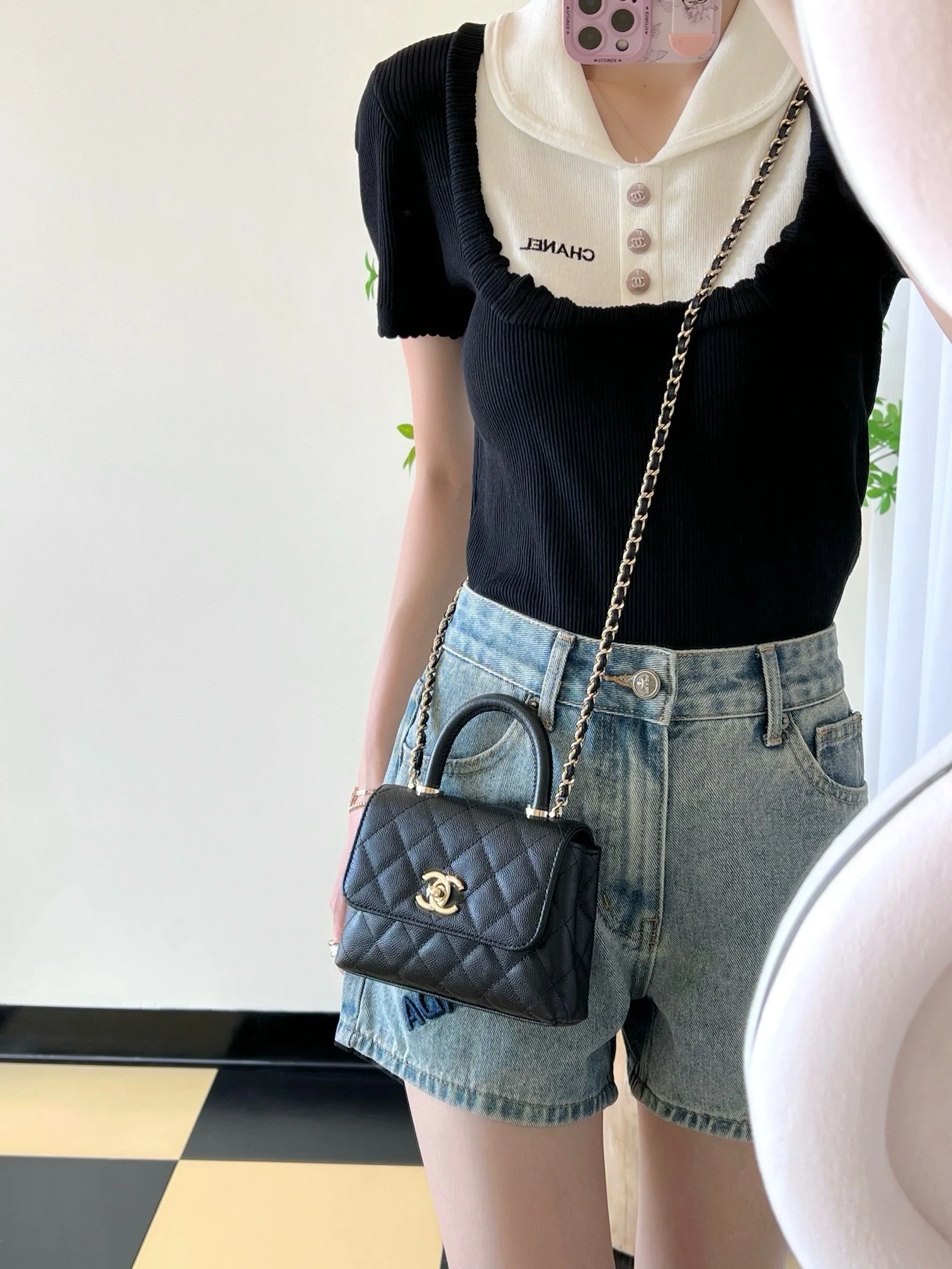 Сумка Chanel с цепочкой и клапаном — черная с фурнитурой из светлого золота.