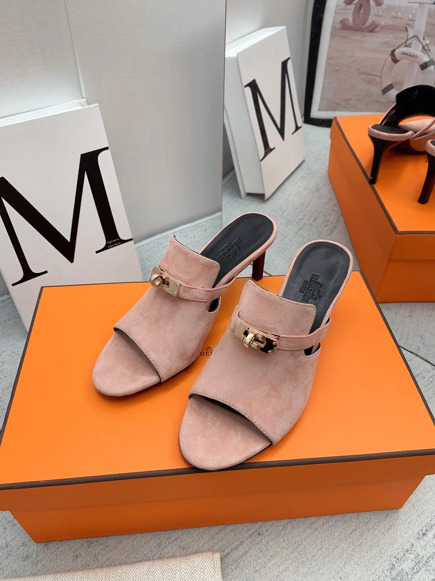 Новинка сезона осень/зима 2022 от Hermes — шлепанцы на высоком каблуке с открытым носком.