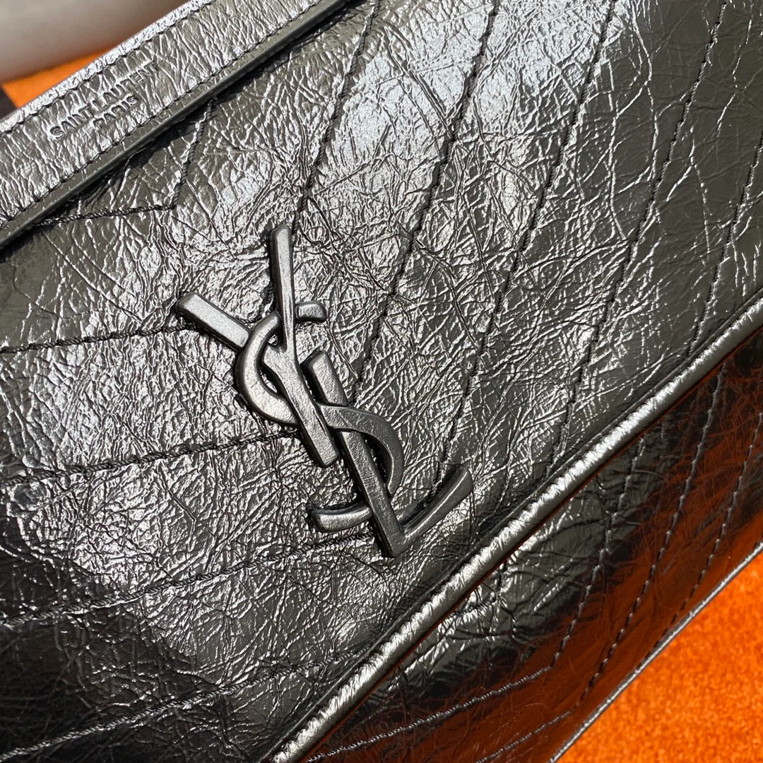 Сумка YSL Large Niki из кожи с черной пряжкой и D-образным кольцом.