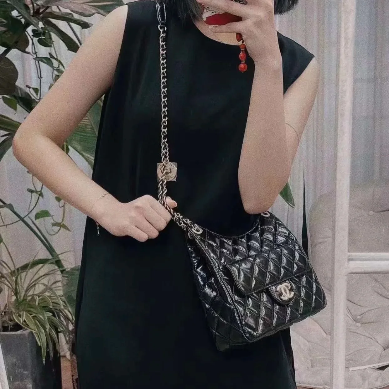 Коллекция Chanel ?Ранняя весна 2023? — сумка-хобо в стиле хиппи — средний размер — черная — фотографии в действии.