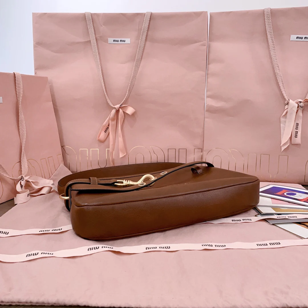 Кожаная сумка Miu Miu Aventure Lock-on