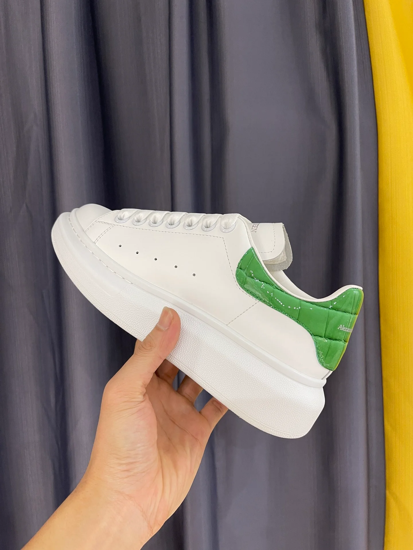 Классические белые кроссовки McQueen - унисекс - зеленая лакированная кожа, каблук с текстурой под камень.