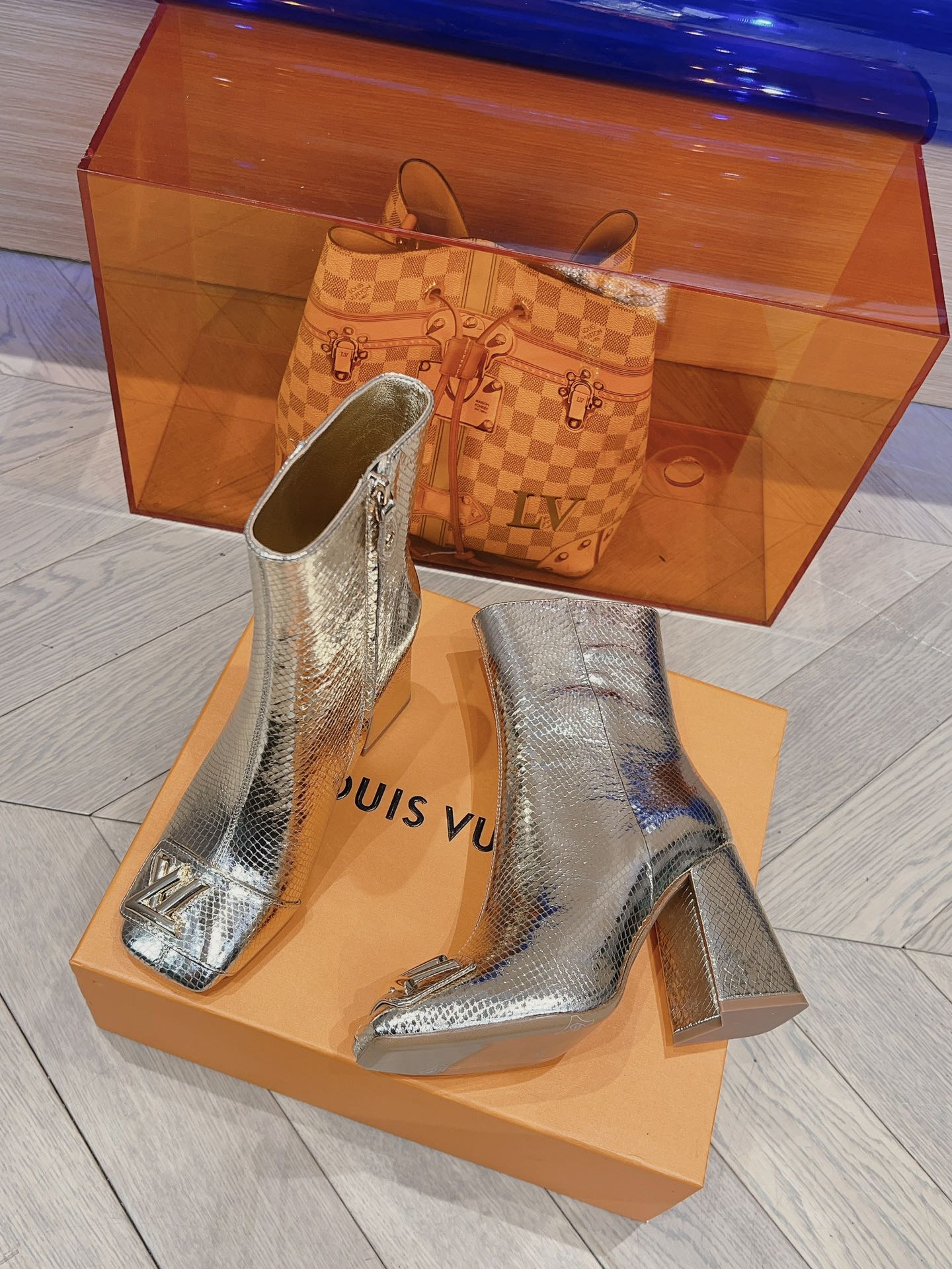 Новинка сезона осень/зима 2023 от LV - Ботильоны с подиума - Ботильоны на массивном высоком каблуке - Золотистые