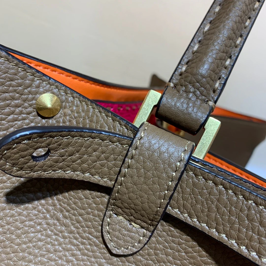 Большая коричневая кожаная сумка Fendi Peekaboo Lite