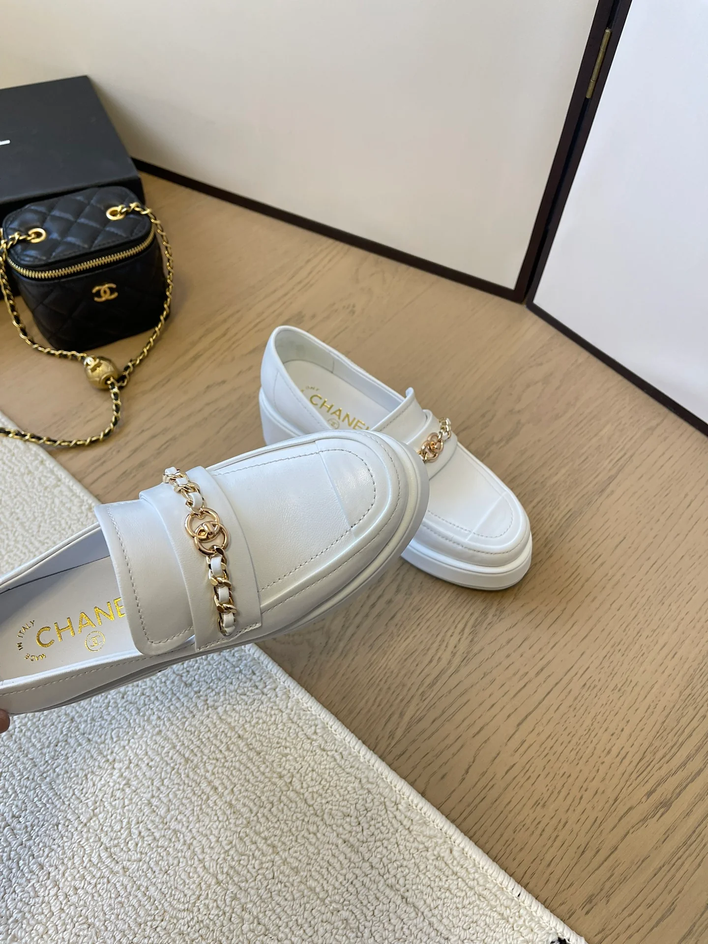 Лоферы Chanel 2024 - белые