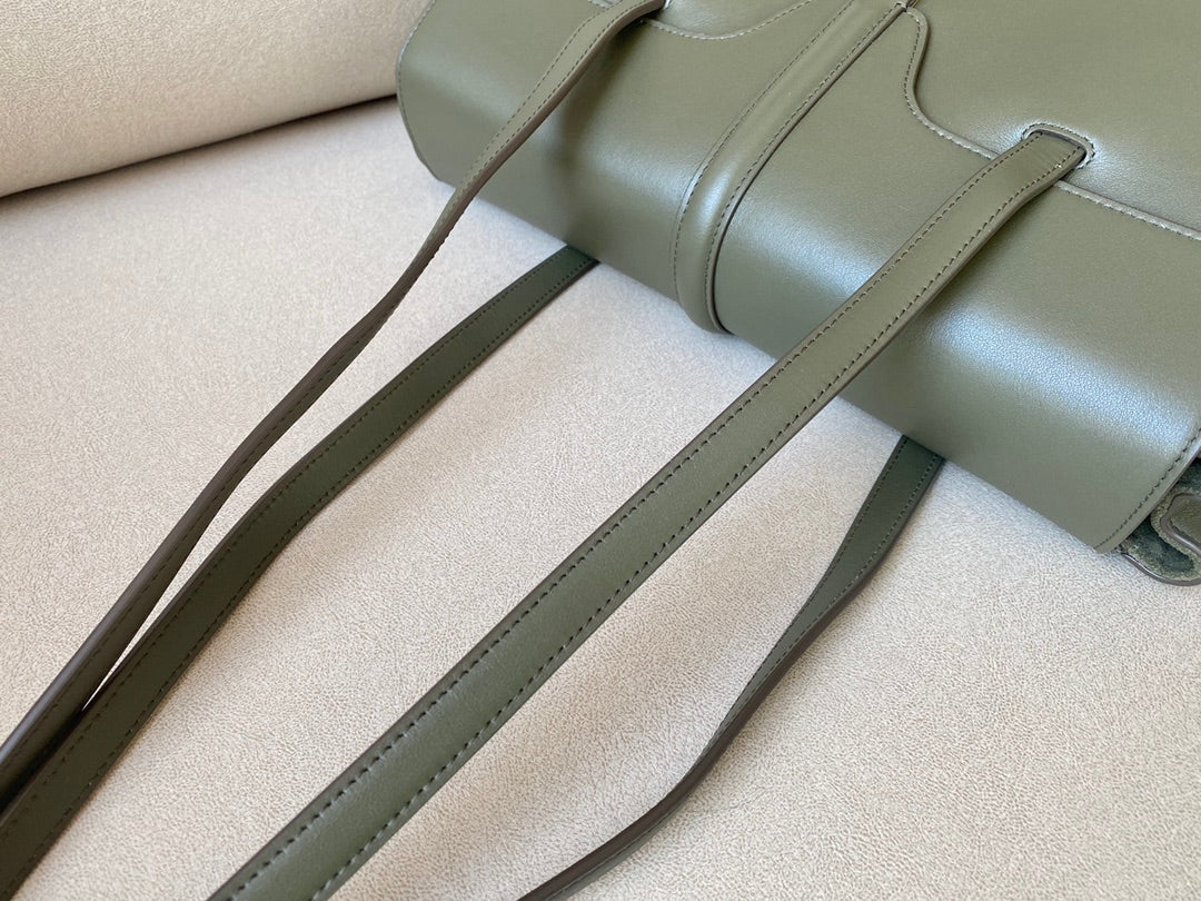 Сумка Celine Soft 16 Medium из гладкой телячьей кожи