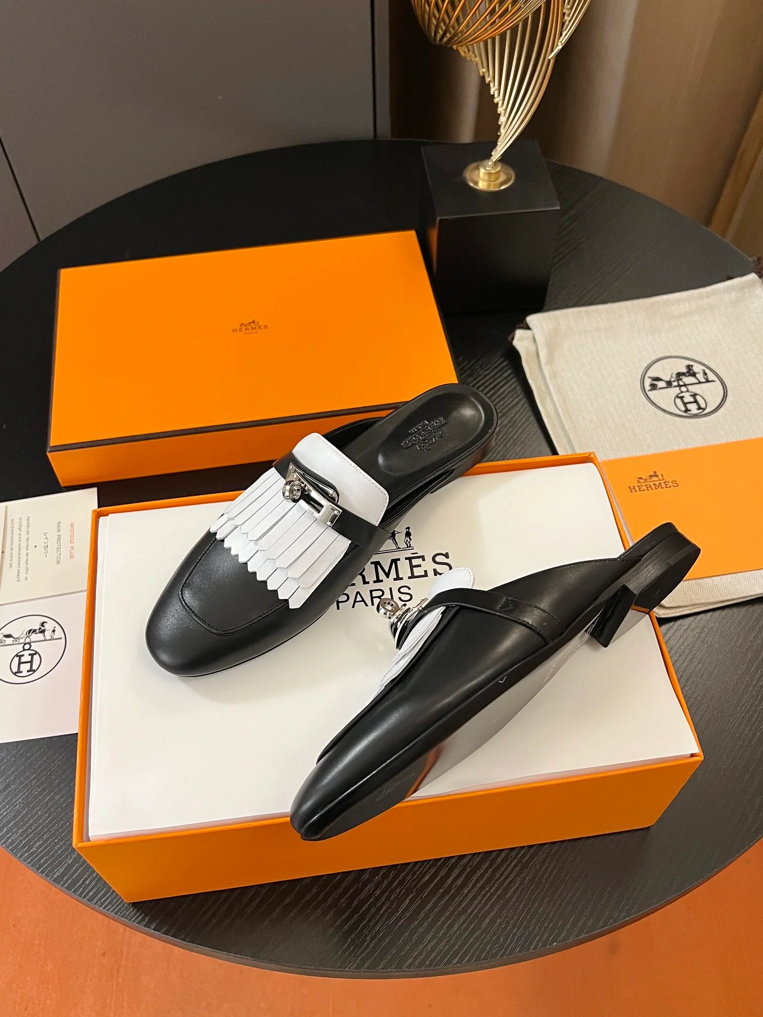 Мюли Hermes Kelly Slip-on 2024 года - черные