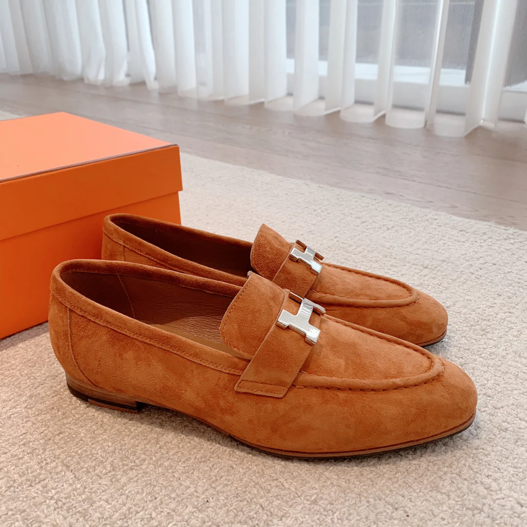 Новая расцветка коллекции Hermes весна/лето 2023 — замшевые туфли — верблюжий цвет.