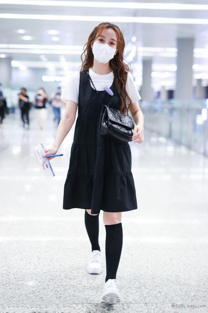 YSL - Маленькая модель Niki - Кожа из коровьей шкуры, обработанная маслом, с черной пряжкой - с D-образным кольцом