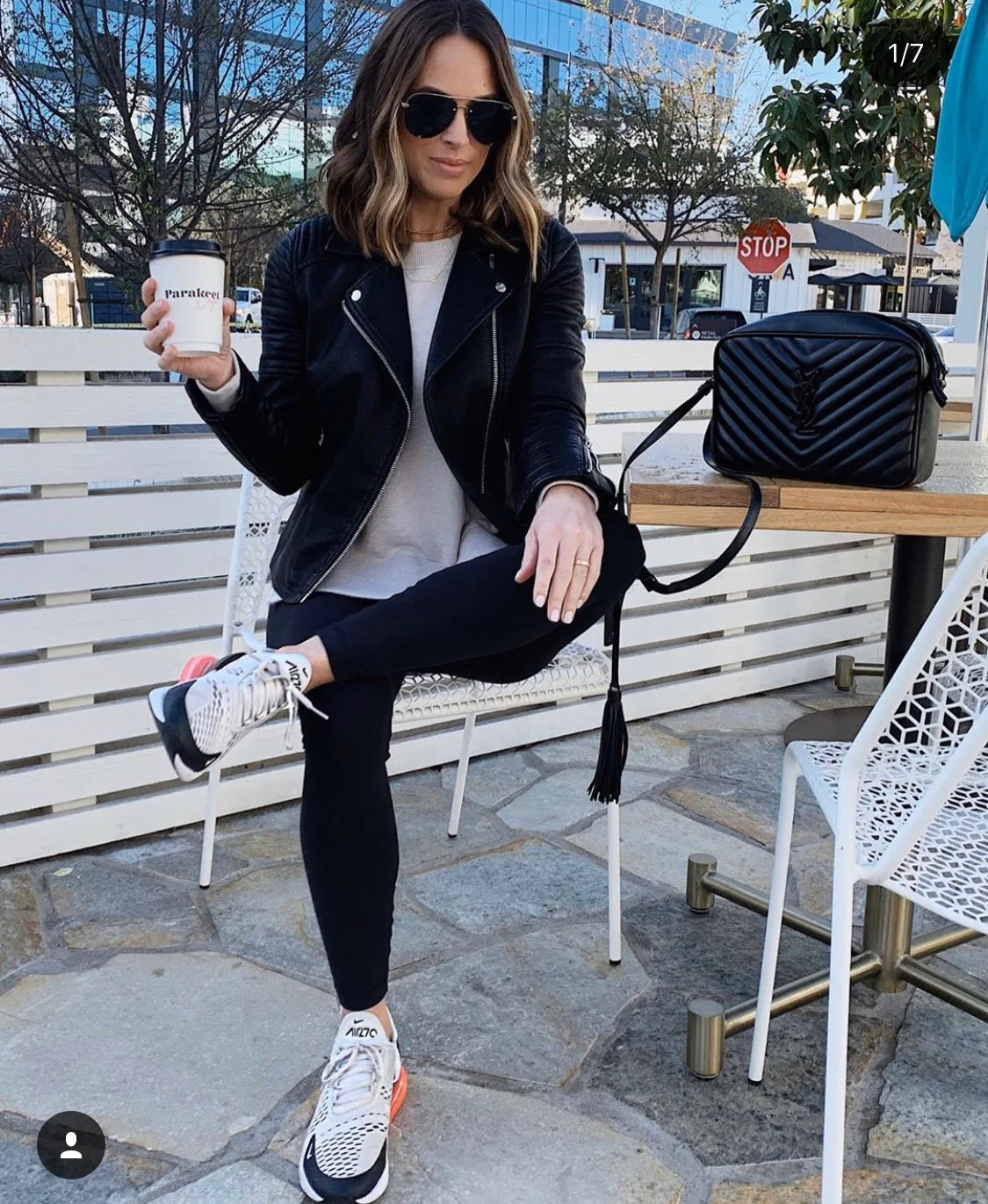 Фотосумка YSL Lou Bag — черная с черной пряжкой.