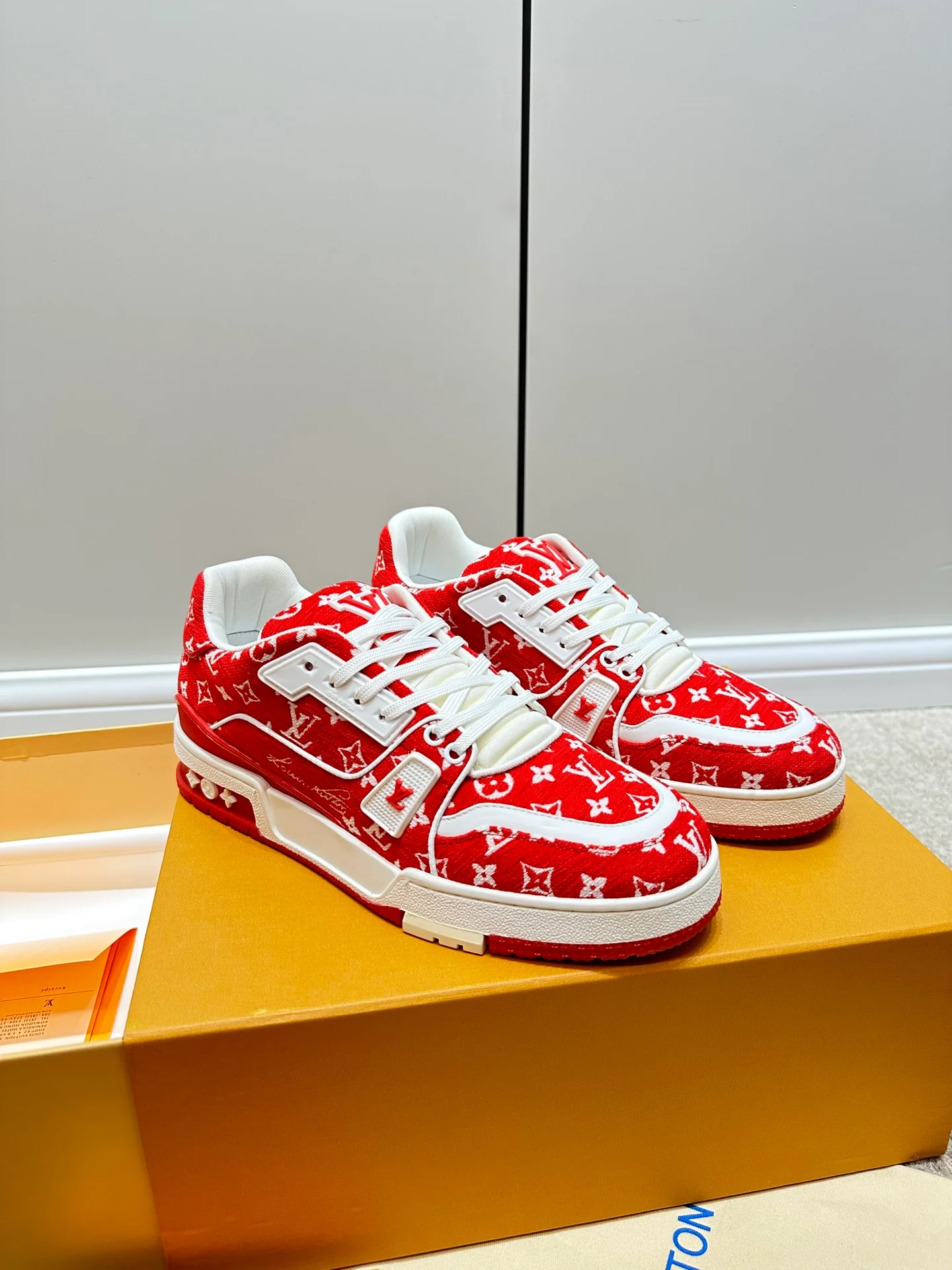 Кроссовки LV Trainer - с принтом по всей поверхности - красные