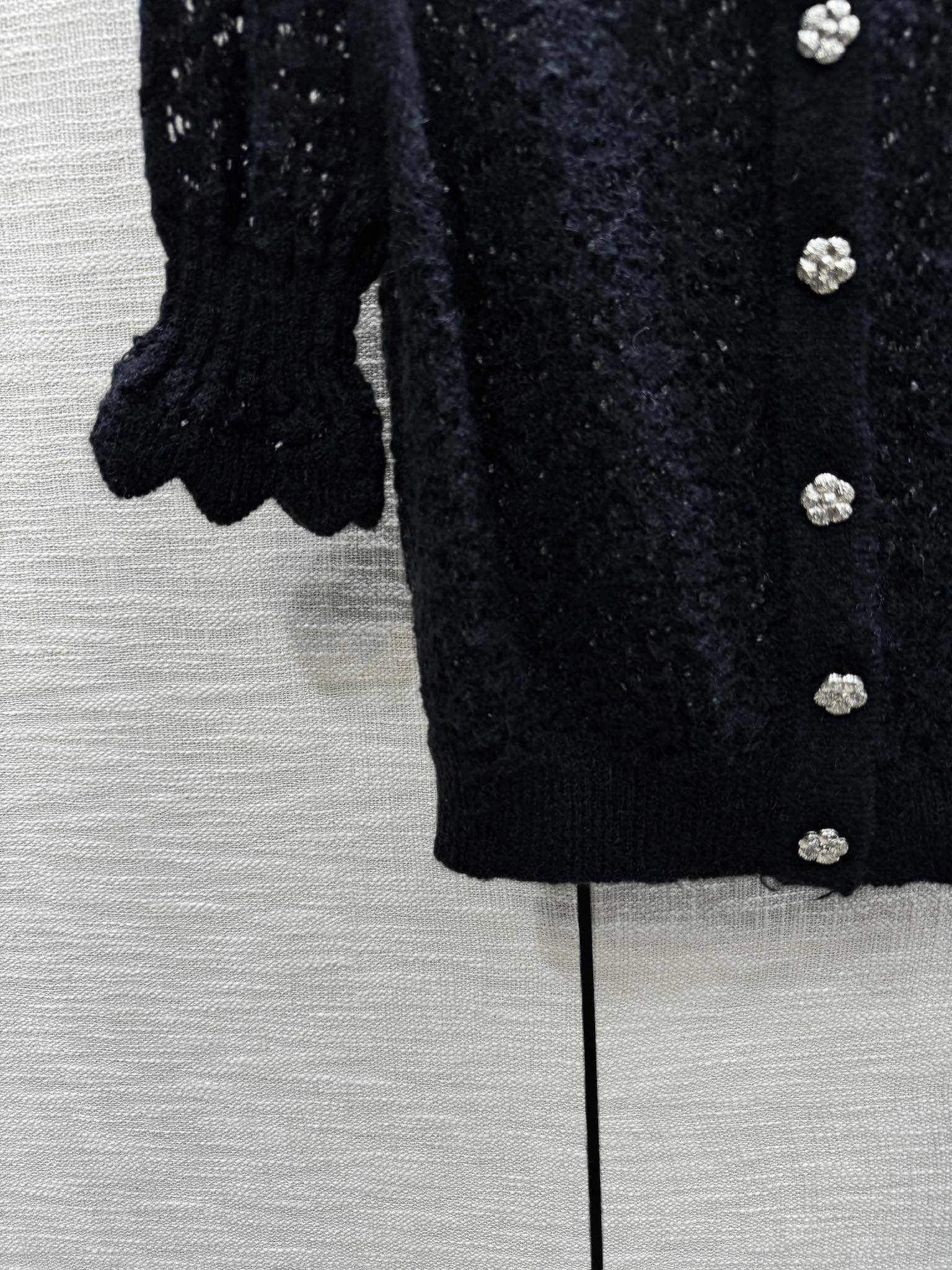 Chanel 2403-24 Новинка ранней весны: вязаный кардиган с короткими рукавами и ажурным узором ?фонарик? - черный