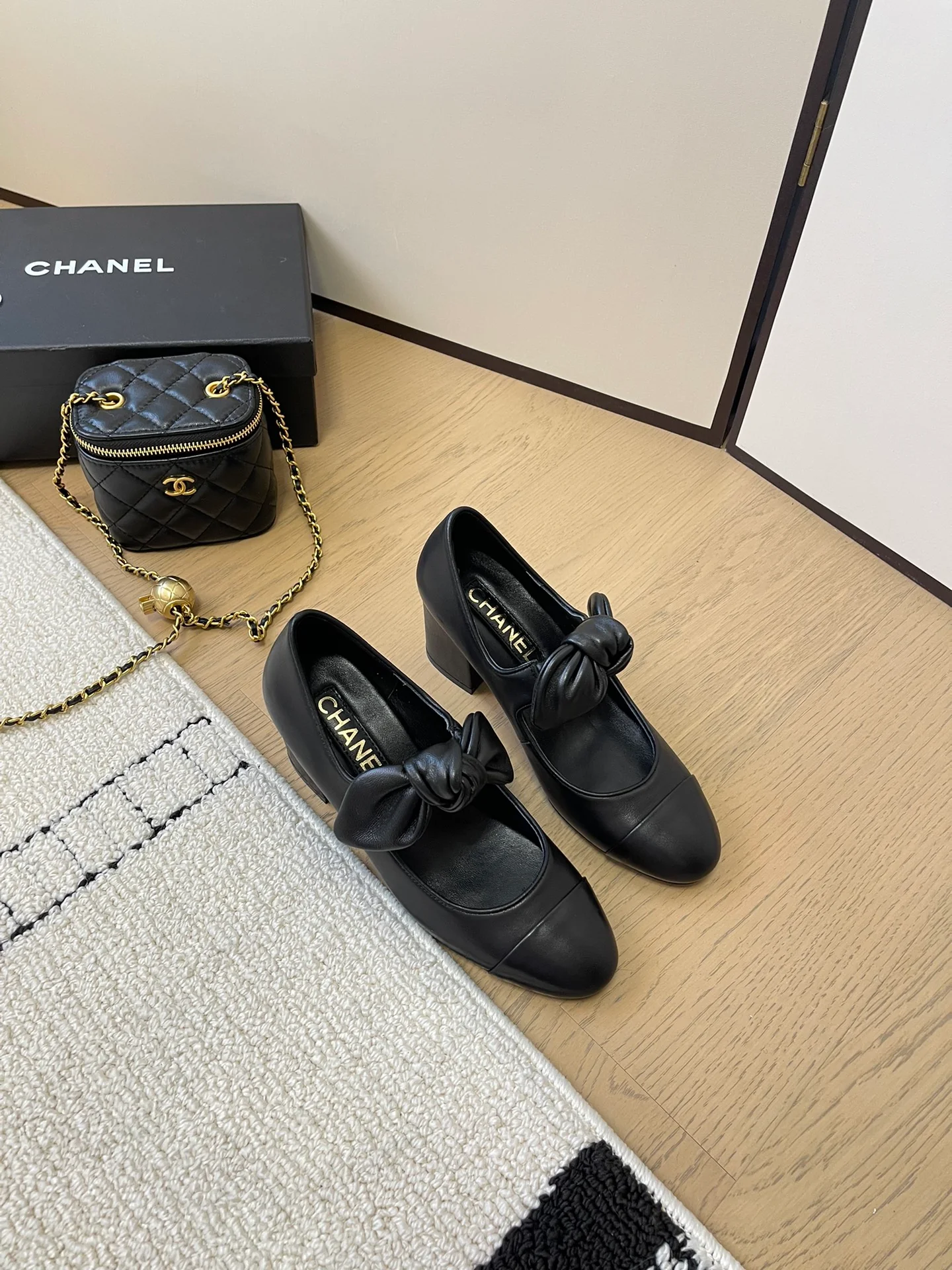 Балетные туфли на высоком каблуке Chanel 2024 — черные