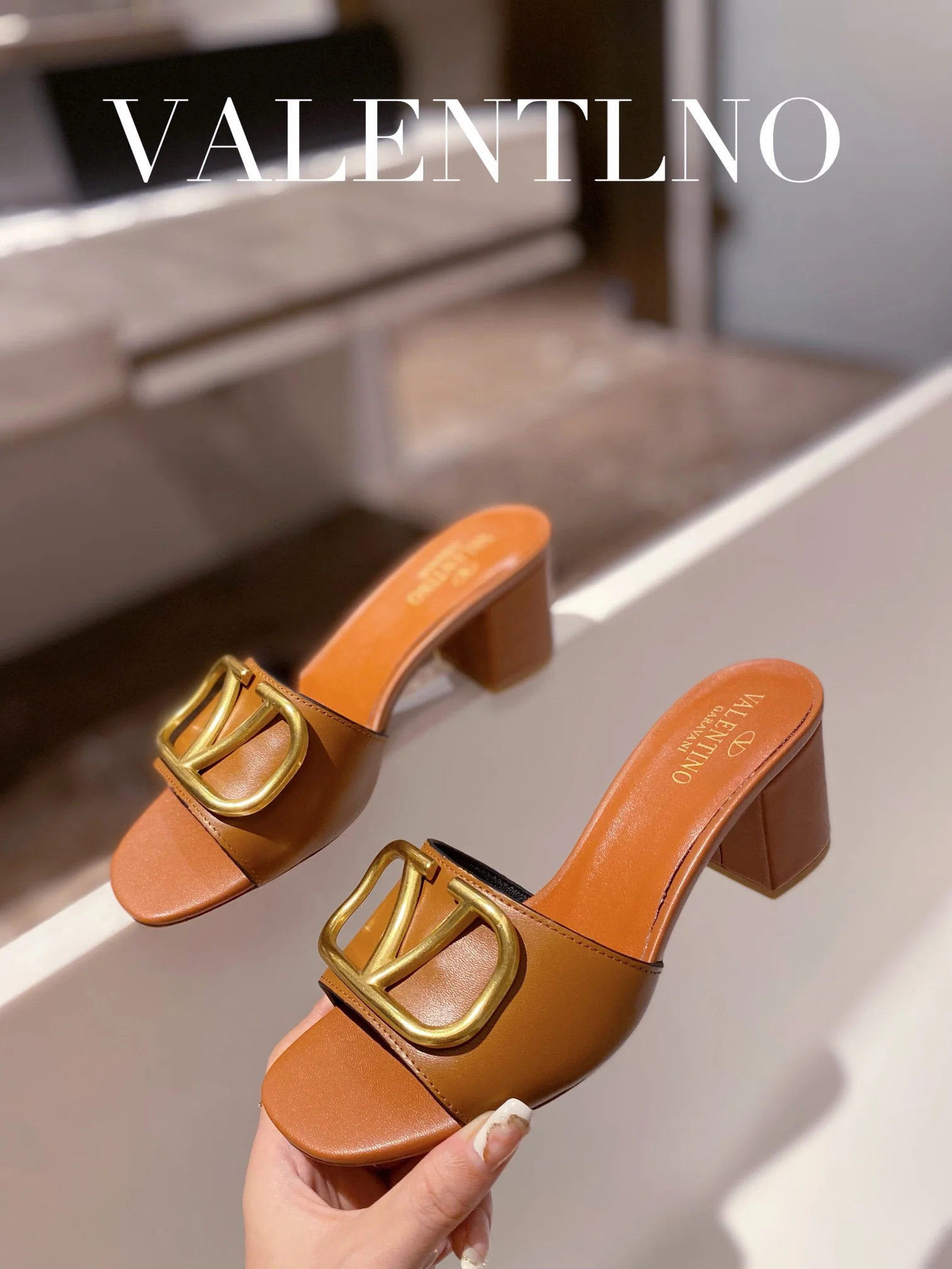 Valentino - Коричневые сандалии на массивном каблуке