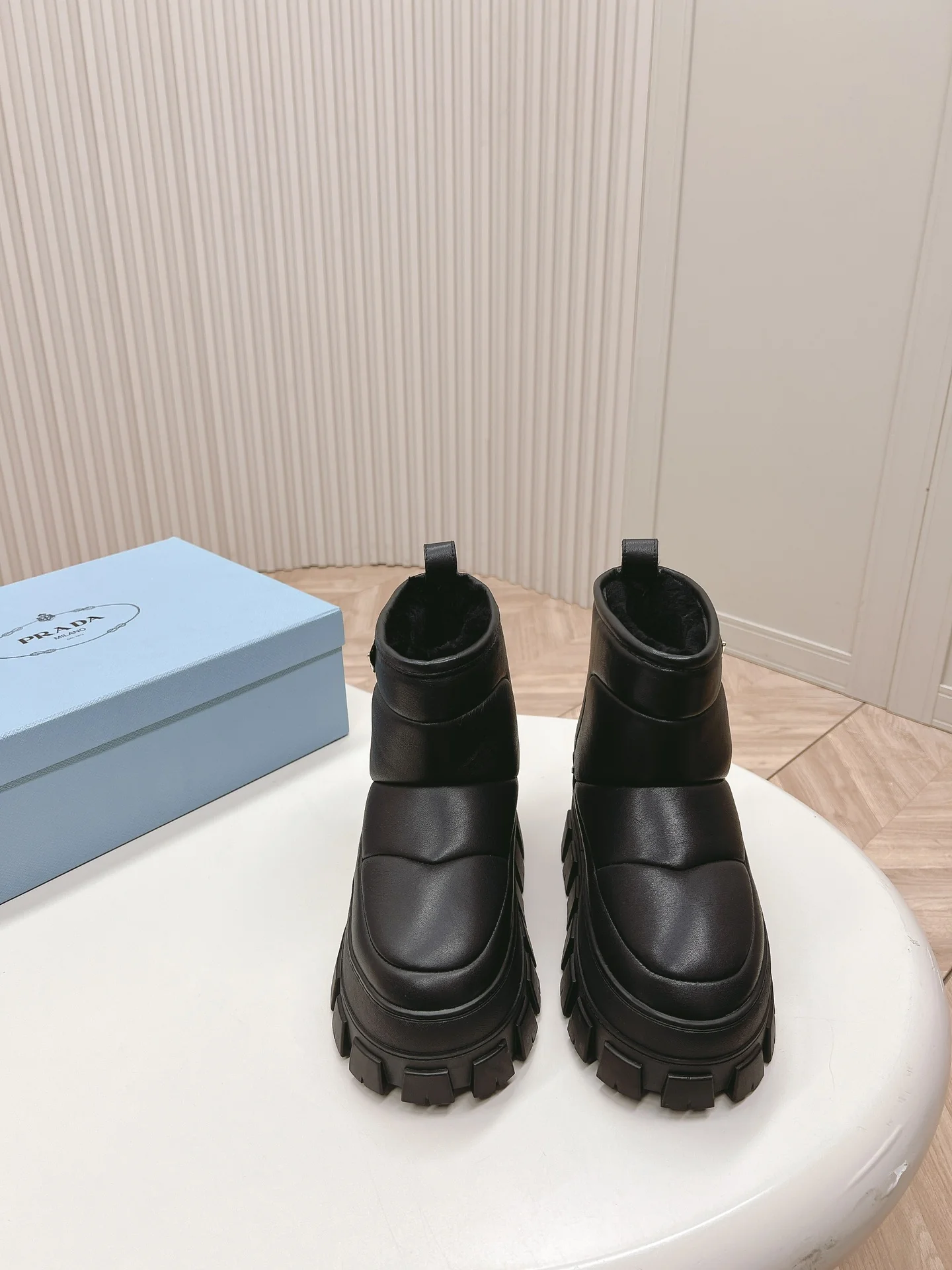 Снежные ботинки Prada на платформе 2024 года - черные